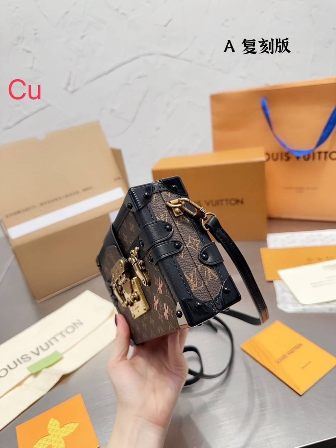 LV Petite Malle Monogram Canvas Bag กระเป๋าทรงกล่องสุดไอคอนนิค สวยมีเสน่ห์ ถือเป็นคลัชเก๋ๆ หรือสะพายข้างชิคๆ พร้อมตอบรับได้ทุกลุค ทุกสไตล์ไปเลยจ้า