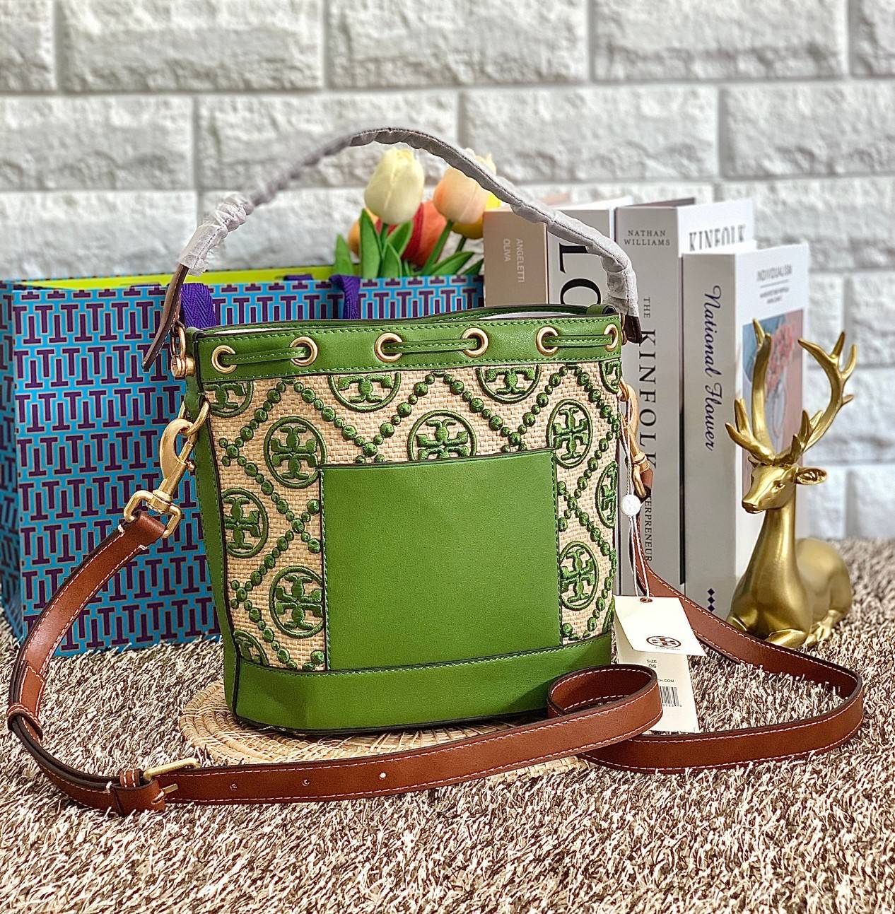 TORY BURCH T MONOGRAM STRAW BUCKET BAG NATURAL/SHISO 🌿สวยงามสะดุดตามากๆค่ะ จัดหนักกันไปเลยจ้า กับรุ่นที่สาวๆรอคอย พร้อมเสิร์ฟความสวยให้ถึงบ้านแล้วน้า กระเป๋าบัคเก็ตทรงยอดนิยม ดีไซน์ใหม่ล่าสุด ยูนีคไม่เหมือนใคร ลายสานเต็มใบพร้อมปักโลโก้เอกลักษณ์สีเ