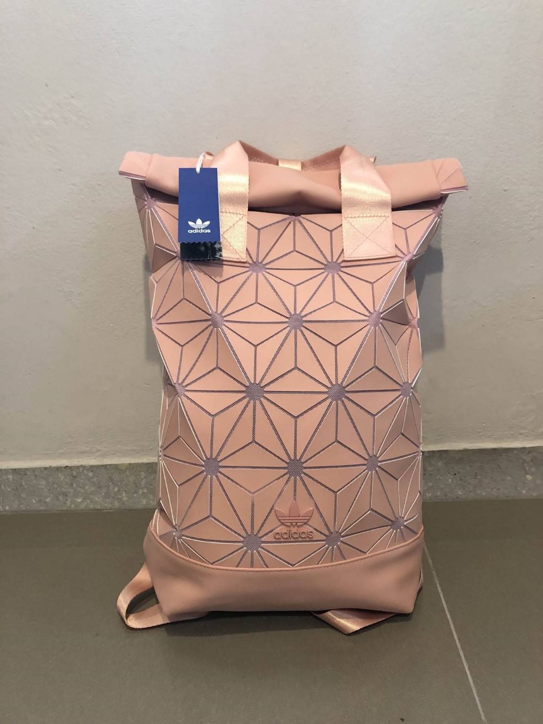 ADIDAS ISSEY MIYAKE ROLL TOP BACKPACK ความสปอร์ตซ่อนเท่ ด้วยลวดลาย 3D เก็บหมดทุกเม็ดทั้ง Tablet และ Gadgets โดยใช้ลูกเล่นของเหลี่ยมและมุมเชื่อมเข้าหากันขณะเดียวกันสีของกระเป๋านั้นคือสีขาวเท่ มีเสน่ห์ การออกแบบกระเป๋าเป็นเหมือนถุงทรงสูงในส่วนปากกระเป๋าเป็น