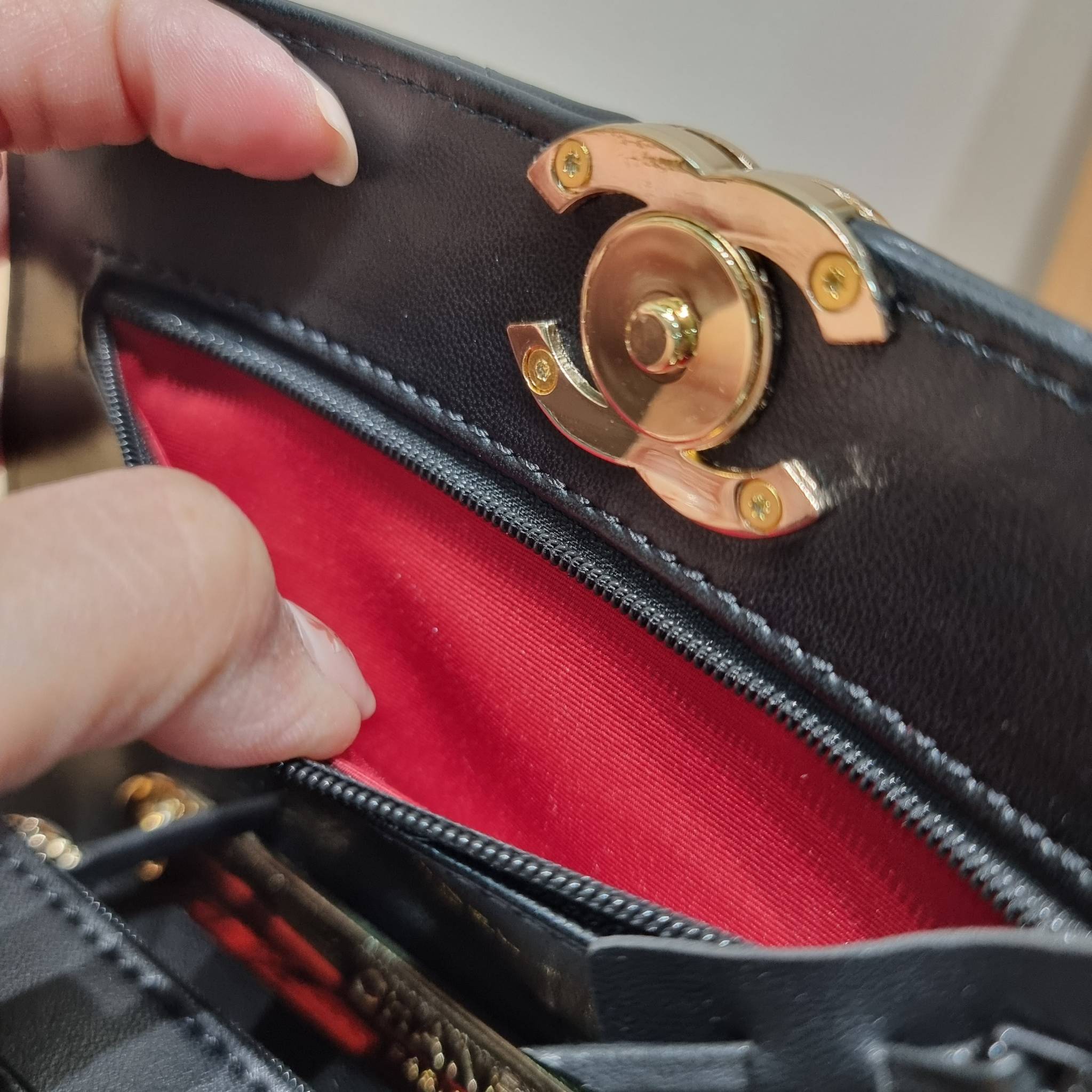 CHANEL woc with top handle black / CHANEL WALLET ON CHAIN กระเป๋าสะพายข้างไซส์กำลังดี สวยหรู ดีไซน์คลาสสิคผสานกิมมิคประจำแบรนด์ ทำให้ไอเท็มนี้เพิ่มมูลค่าขึ้นไปอีก สร้างสรรค์ตัวกระเป๋าด้วยหนังแกะ สัมผัสสบายมือ ใช้งานสะดวกด้วยกระดุมแม่เหล็ก ภายในกระเป๋าแบ่ง