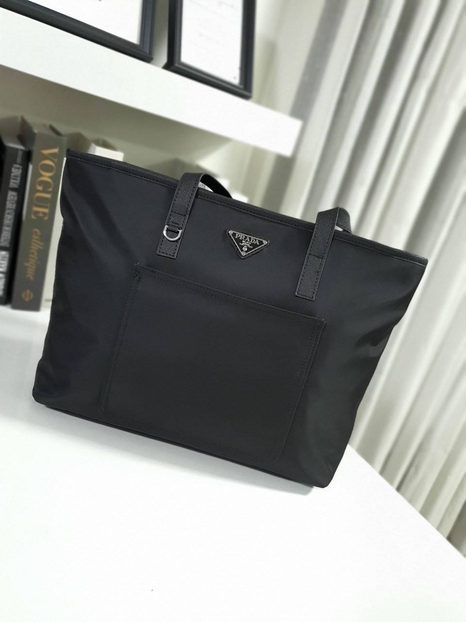 งานพรีเมี่ยมกิ้ฟท์แบรนด์ดังอย่าง PRADA NYLON กับรุ่น TOTEBAG กระเป๋าสะพายไหล่ ใบนี้วัสดุเป็น NYLON กันน้ำทั้งใบมาพร้อมอะไหล่สีเงิน ด้านหน้ามีช่องแยกใส่ของและประดับด้วยโลโก้แบรนด์สวยหรู ภายในมีช่องซิปแยก1ช่อง สามารใส่ A4 ipad ได้ทุกรุ่น ใบเดียวใช้ได้ทุกโอก