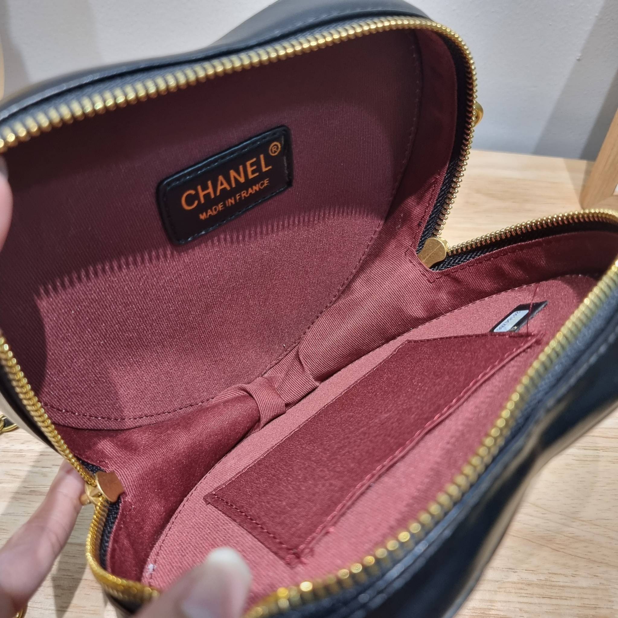 CHANEL Heart Bag Lambskin & Gold-Tone Meta สวยมาก มงลงมาก!! กระเป๋าสะพายสุดคิ้วท์ ที่ดีไซน์รูปทรงหัวใจไม่ซ้ำใคร น่ารักทุกสี น่าใช้ไปเลยแม่!! วัสดุหนังแกะฟอกสี เปิด-ปิดด้วยซิป ด้านหน้ามีช่องเก็บของจุกจิก ภายในเป็นช่องโล่ง ใส่มือถือ ใส่กระเป๋าสตางค์สั้นได้ 