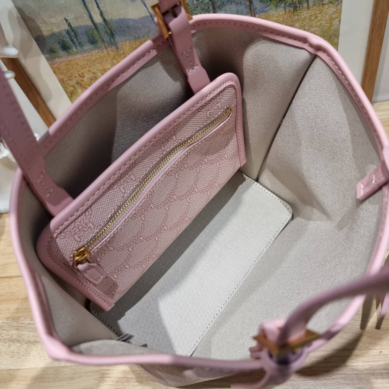 M.C.M MINI HIMMEL SHOPPER IN LAURETOS คอลเลคชั่นใหม่ พร้อมสีใหม่ ดีไซน์ละมุน น่าใช้มากๆ กระเป๋าทรงช้อปปิ้ง เรียบหรู
