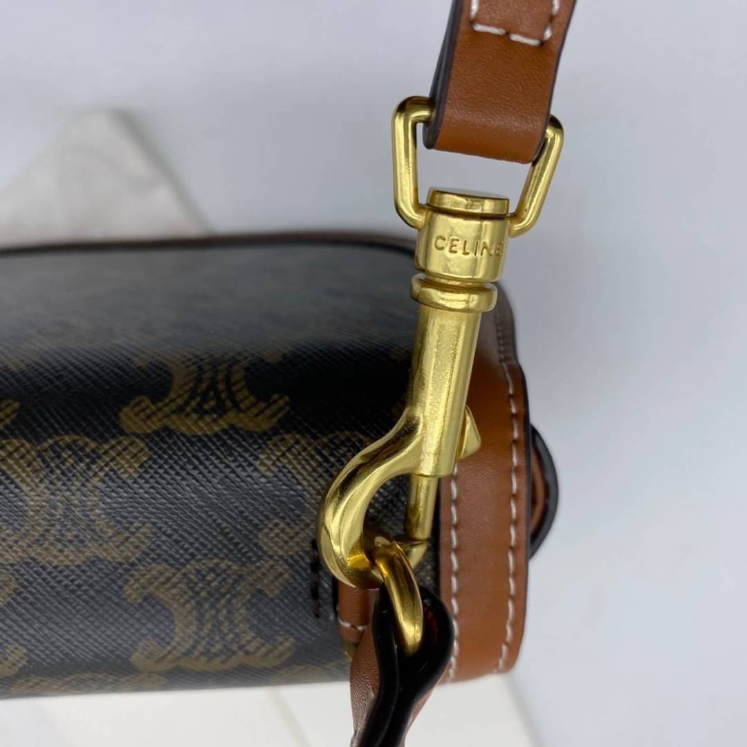 CELINE Mini besace triomphe in shiny top handle กระเป๋าสะพายคาดลำตัวพร้อมหูจับถนัดมือ ได้รับความนิยมอย่างมาก ด้วยรูปร่างทรงโค้งมนมีความคลาสสิกตามแบบฉบับแบรนด์