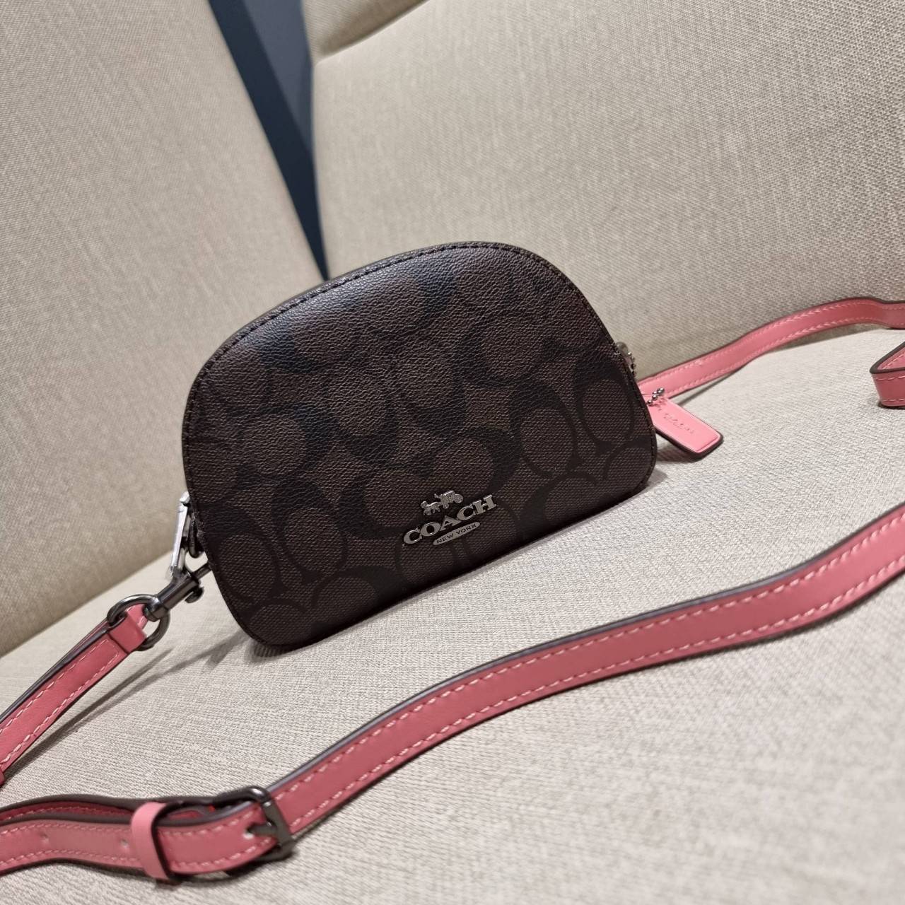 COACH 2628 MINI SERENA CROSSBODY IN SIGNATURE CANVAS ใหม่ที่สุด!! พร้อมส่งทุกสีเด็ด!! ย่อส่วนกระเป๋าสะพายคอลเลคชั่นยอดฮิต มินิเซเรนา ที่รับรองว่าน้องน่ารักม้ากกก!! ขนาดเล็กกุ๊งกิ๊ง แต่ดีเทลยิ่งใหญ่ วัสดุหนังแคนวาสเคลือบลาย เปิด-ปิดด้วยซิป สะดวกใช้ ภายในเป