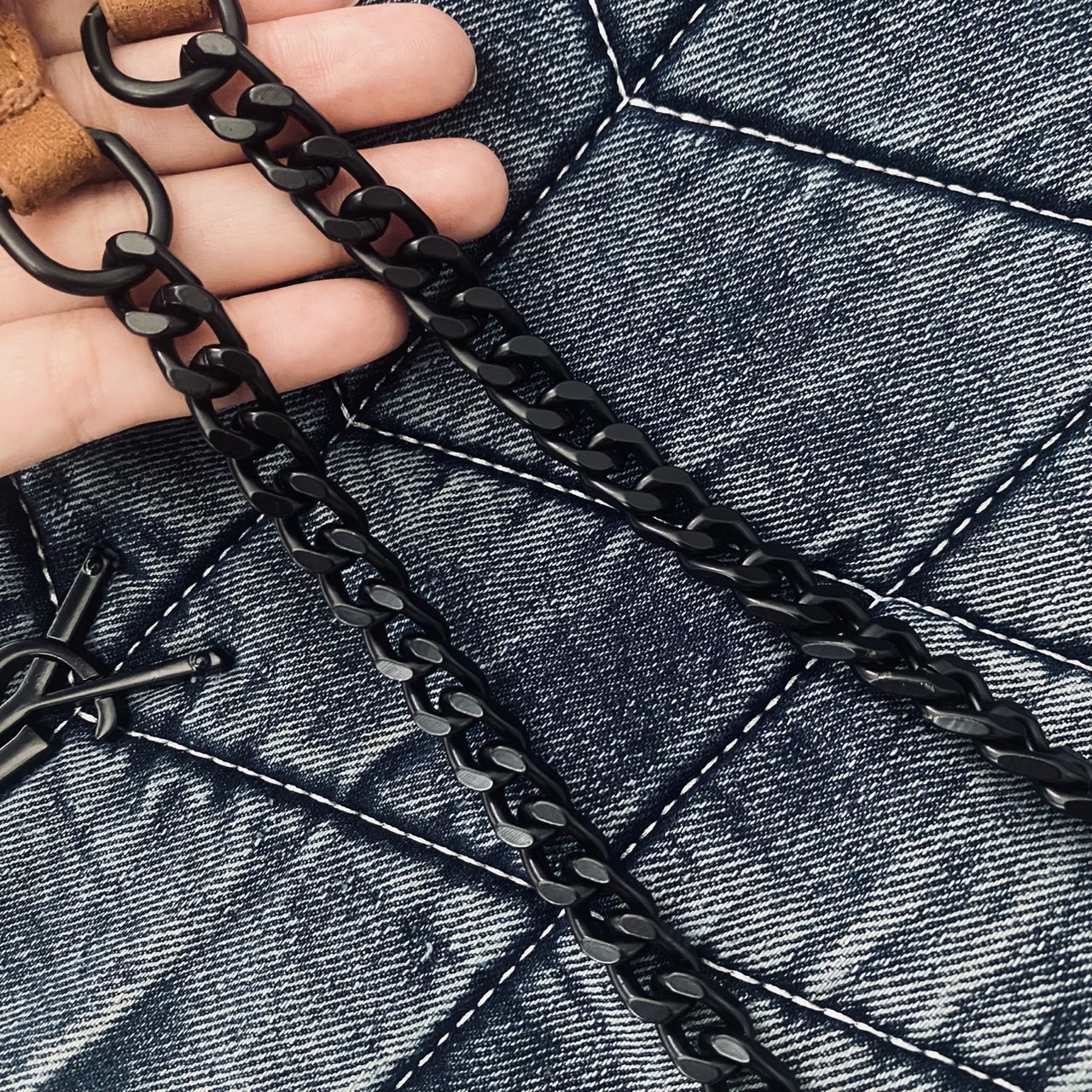 YSL Puffer denim shoulder bag กระเป๋าสะพายเดนิมฟอก สวยเท่ห์คลาสสิกลายเชฟล่อนเป็นเอกลักษณ์ รุ่นเดนิมยอดนิยม ทรงสวย ใช้ได้บ่อยไม่มีเบื่อ ดีไซน์เรียบหรู