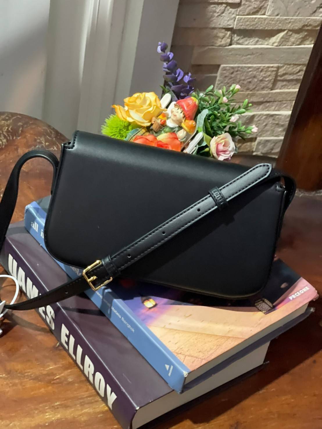 VIP 】CELINE TRIOMPHE SHOULDER BAG IN TRIOMPHE อีกหนึ่งผลงานการออกแบบของ Hedi Slimane ที่ได้ดึงเอาเอกลักษณ์ต่าง ๆ ของ CELINE ออกมาและทำการตีความหมายใหม่จนได้กระเป๋าเรียบหรูและดูทันสมัย ให้คุณเลือกสะพายในชีวิตประจำวันเข้ากับการแต่งตัวสบาย ๆ หรือจะสะพายออกงา