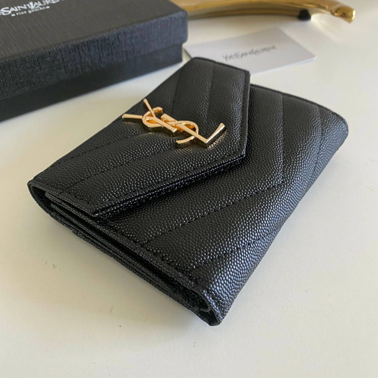 VIP GIFT 】หนังแท้ YSL 13cm SAINT LAURENT Monogram Compact Trifold Wallet กระเป๋าสตางค์ใบสั้น 3 พับ งานดีสุด รอบที่แล้วไม่พอขาย สามพับ ใส่แบงค์ ใส่บัตร ใส่เหรียญได้เยอะ ใบเดียวครบจบเลย หนังสวยมาก ละเอียดสุดๆ