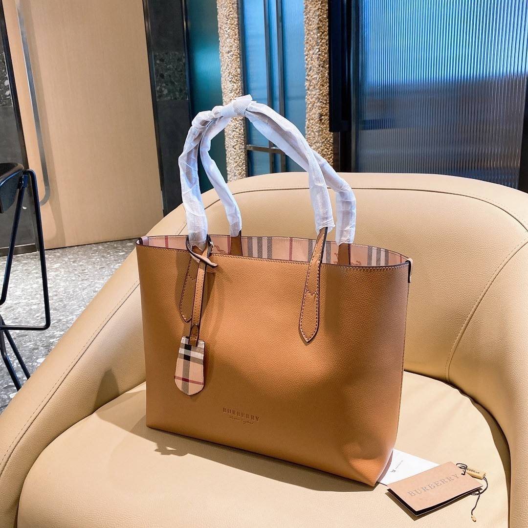 BURBERRY Leather Haymarket Check Medium Reversible Tote Bag กระเป๋าสะพายไหล่ทรงช้อปปิ้ง ทรงคลาสสิค ฮิตตลอดกาล ทรงสวยขนาดกำลังดี ตัวกระเป๋า วัสดุหนัง Pu ด้านหน้าติดโลโก้แบรนด์ ด้านในเป็นลายแรนด์ **สามารถใช้ได้ทั้ง2ฝั่ง ประดับด้วยป้ายแท็คหนัง ภายในช่องหลัก 