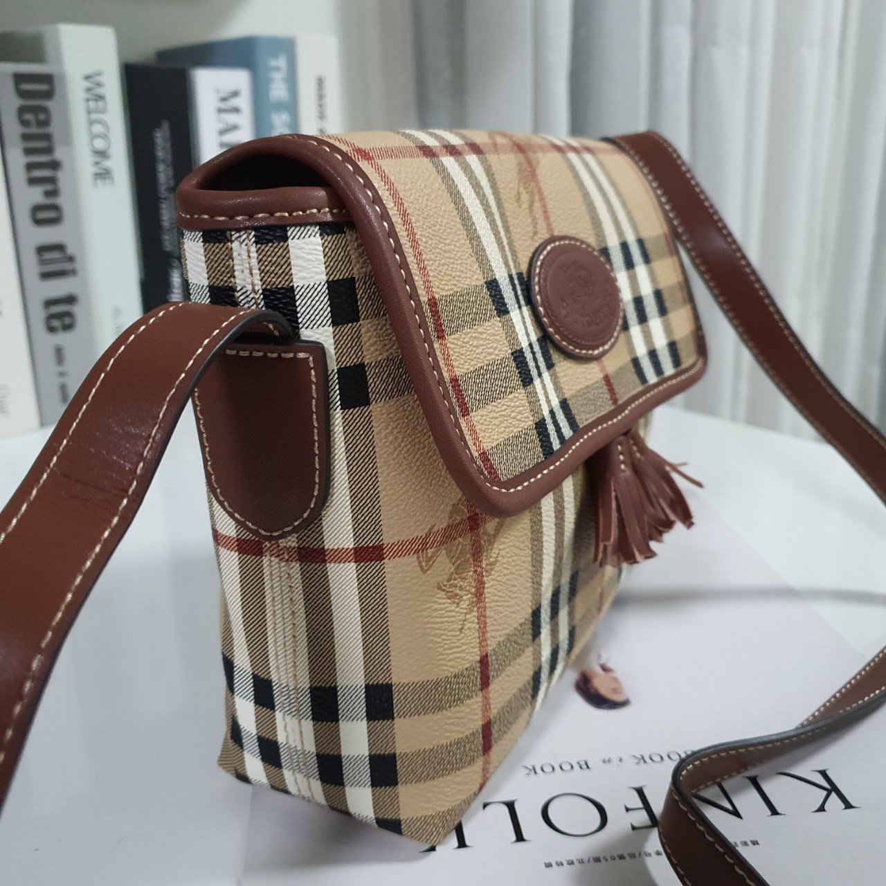 พรีเมี่ยมกิ๊ฟแท้ 100% 】BURBERRY CROSSBODY VINTAGE BAG VIP GIFT WITH PURCHASE (GWP) พรีเมี่ยมกิ๊ฟ Limited Edition จากBURBERRY วัสดุหนังPVC สวยอยู่ทรง เปิดปิดด้วยฝาปิดกระดุมแม่เหล็กประดับริบบิ้นพู่