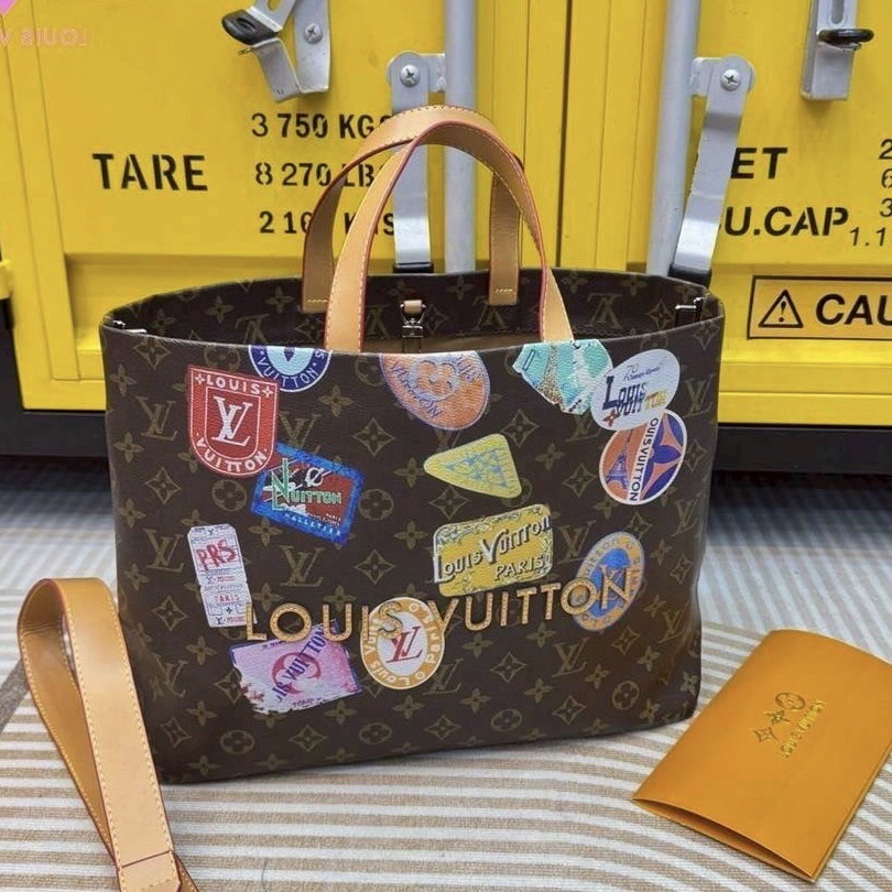 LV Flight Mode Onthego Voyage Bag / LV Tote Bag signature travel sticker print กระเป๋าทรงโท้ทใบใหญ่ รุ่นลิมิเต็ด โดดเด่นด้วยแท็กสติกเกอร์พิมพ์ลายท่องเที่ยว ให้ความวินเทจแต่ยังคงความหรูหราในตัว สวยหรูลงตัว ภายในโล่งกว้าง จุของได้อย่างจุใจ