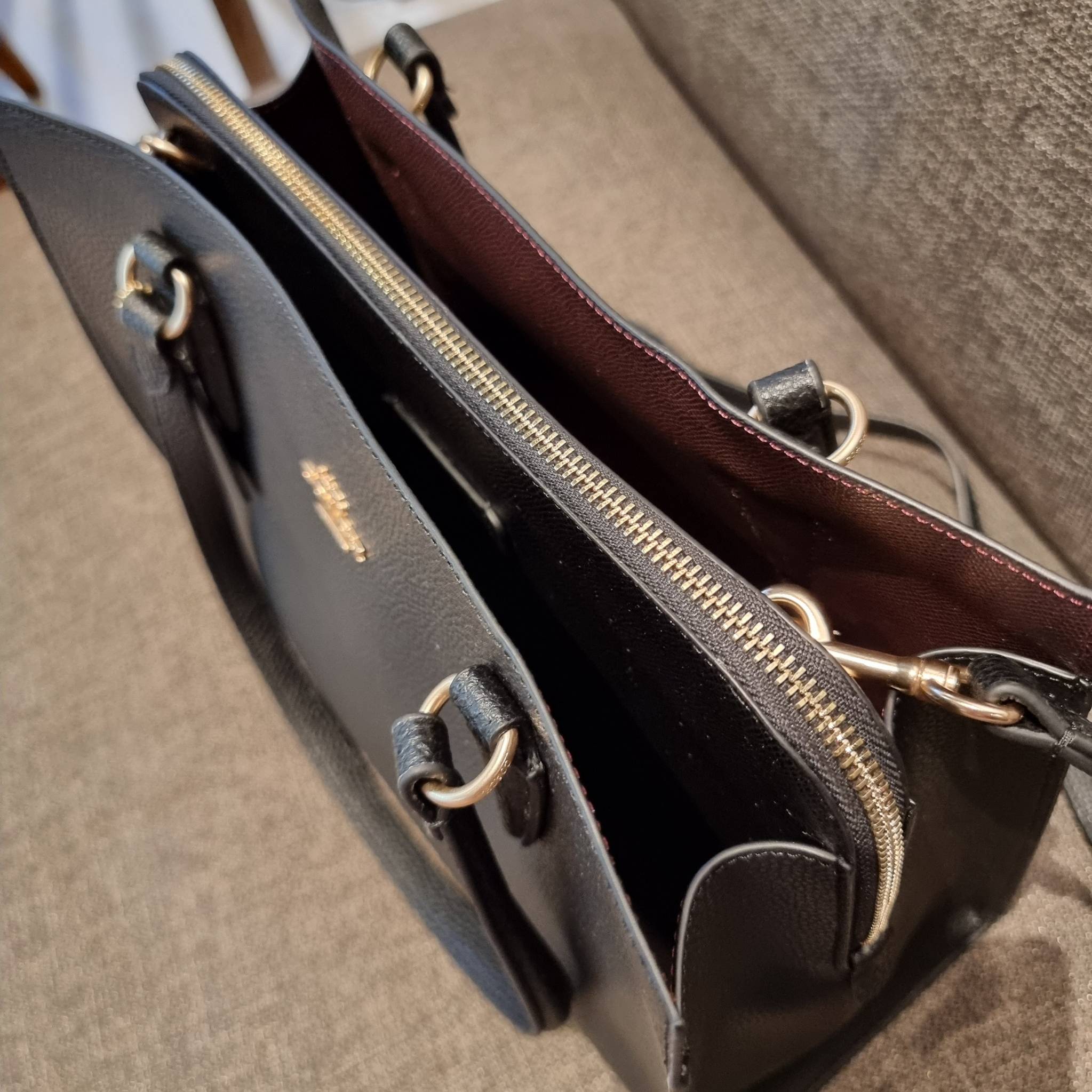 COACH C4075 TATUM CARRYALL IN SIGNATURE CANVAS คอลเลคชั่นใหม่ล่าสุด จัดมาให้ได้สวยก่อนใคร สวยหรูทุกสี!! ลุคผู้ดีต้องมาอีกหนึ่ง กระเป๋าสะพายทรงสวย ที่มาพร้อมสายสะพายไหล่ในตัว และสายครอสบอดี้สำหรับสะพายข้าง วัสดุหนัง crossgrain สวยคมมากๆ ตัวกระเป๋าถูกแบ่งเป