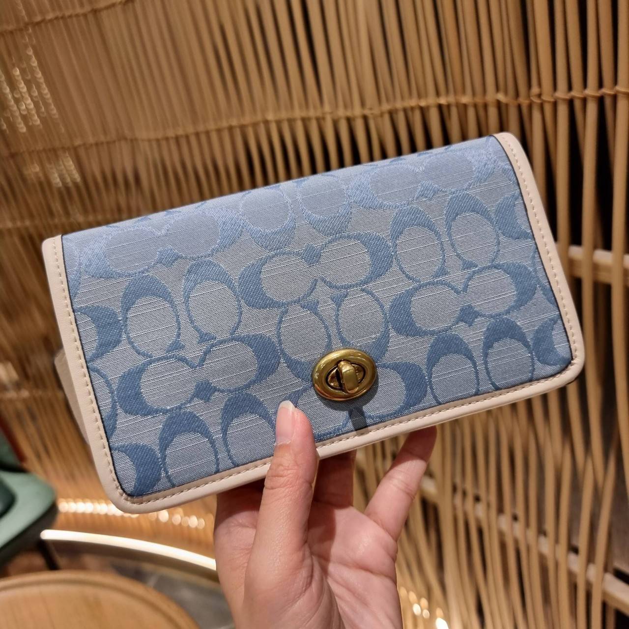 COACH C3824 FOLDOVER CROSSBODY CLUTCH IN SIGNATURE JACQUARD คลัทช์เก๋ๆที่สาวๆตามหา 2IN1 ไปอีกหนึ่ง!! กระเป๋าสะพายทรงคลัชท์ ใช้งานได้ถึง 2 แบบ จะพกเดี่ยวๆแทนกระเป๋าสตางค์ หรือคล้องสายสะพายข้าง สะพายชิคๆคูลๆ ก็ได้อีก มันดีงามมากทุกสี เพราะความละมุนของผ้า ja