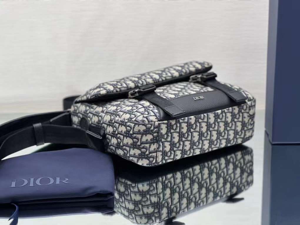 Dior Explorer Messenger Bag / Dior messenger bag / Beige and Black Dior Oblique Jacquard เกรดเทพออริจินอล หนังแท้ ภาพถ่ายจากสินค้าจริง ใช้งานต่างประเทศได้