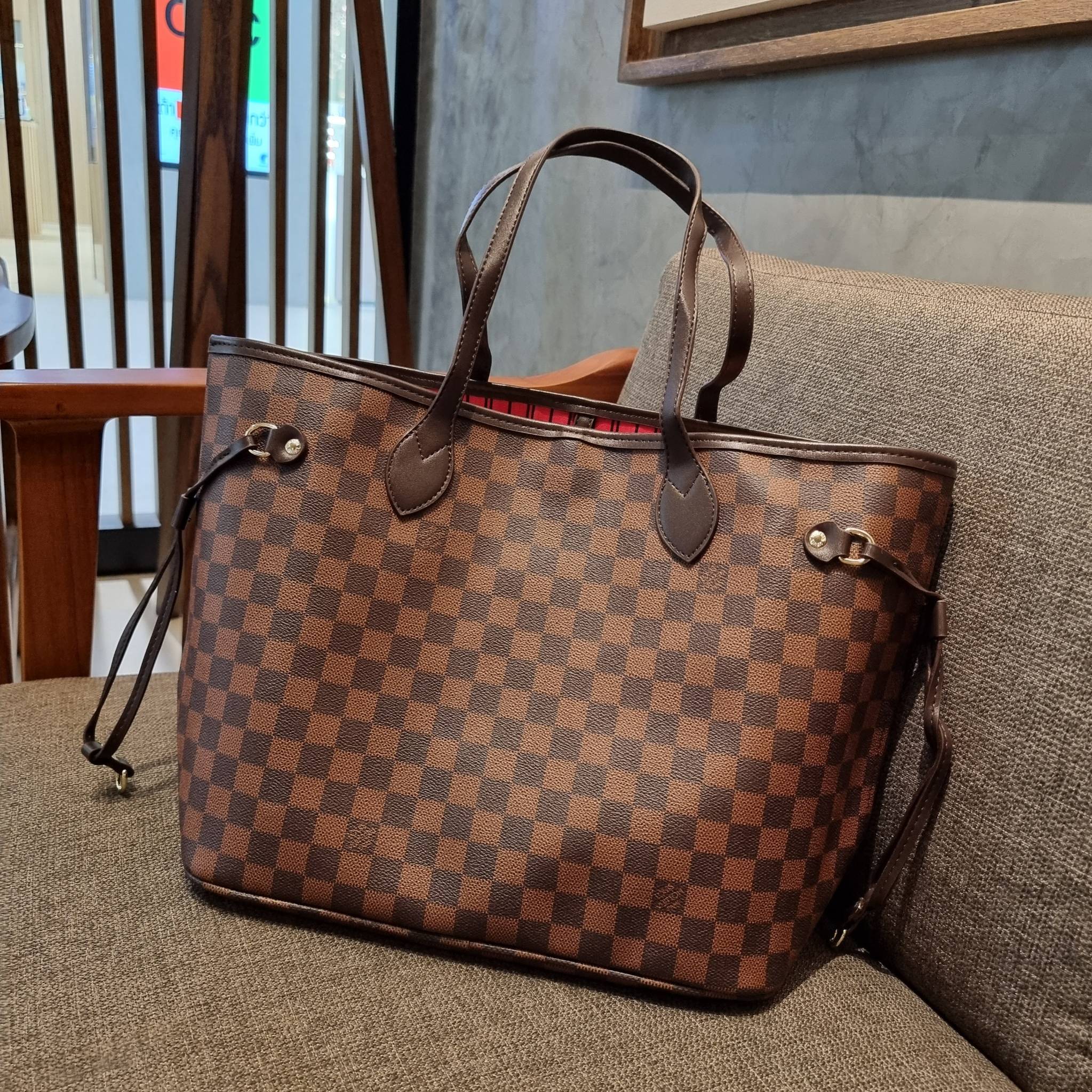 LV 2IN1 TOTE SET กระเป๋าสะพายไหล่ใบใหญ่ทรง tote มาพร้อมใบลูก คลาสสิคที่สุด เป็รอีกรุ่นที่มีคนใช้กันทั่วบ้านทั่วเมือง ฮิตแบบไม่ต้องพูดเยอะ วัสดุหนังแคนวาสปั๊มลายเต็มใบ ปากกระเป๋ามีหูเกี่ยว ด้านข้างมีหนังรูดเก็บทรงได้ ภายในโล่งกว้างมากๆ มีช่องซิปแยกให้ ใบเล
