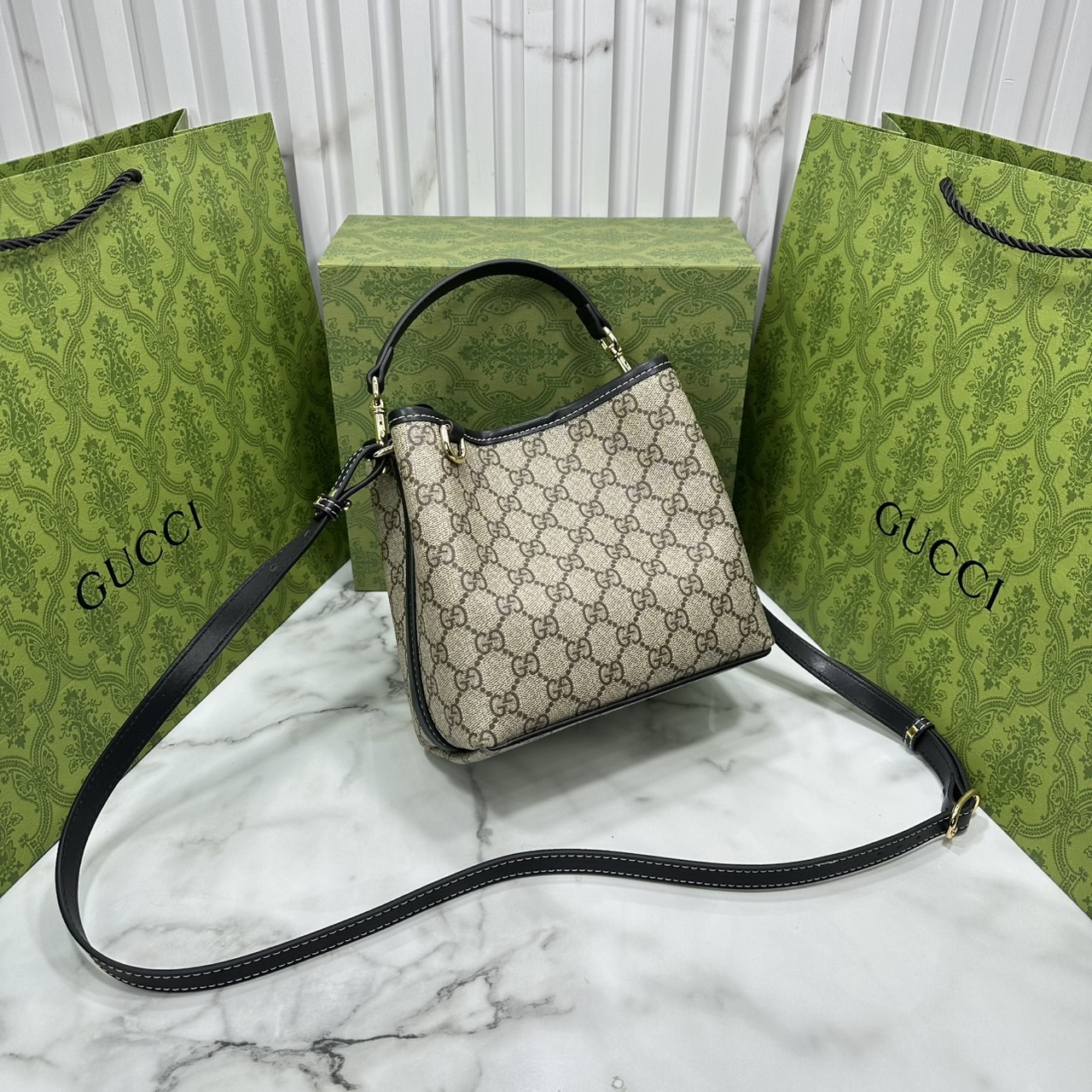 7.5" ORI หนังแท้ | Gucci GG Emblem small bucket bag กระเป๋าสะพายทรงบัคเก็ตใบเล็ก คอลใหม่ตีความประวัติศาสตร์แห่งความสง่างามและงานฝีมือของแบรนด์ขึ้นใหม่