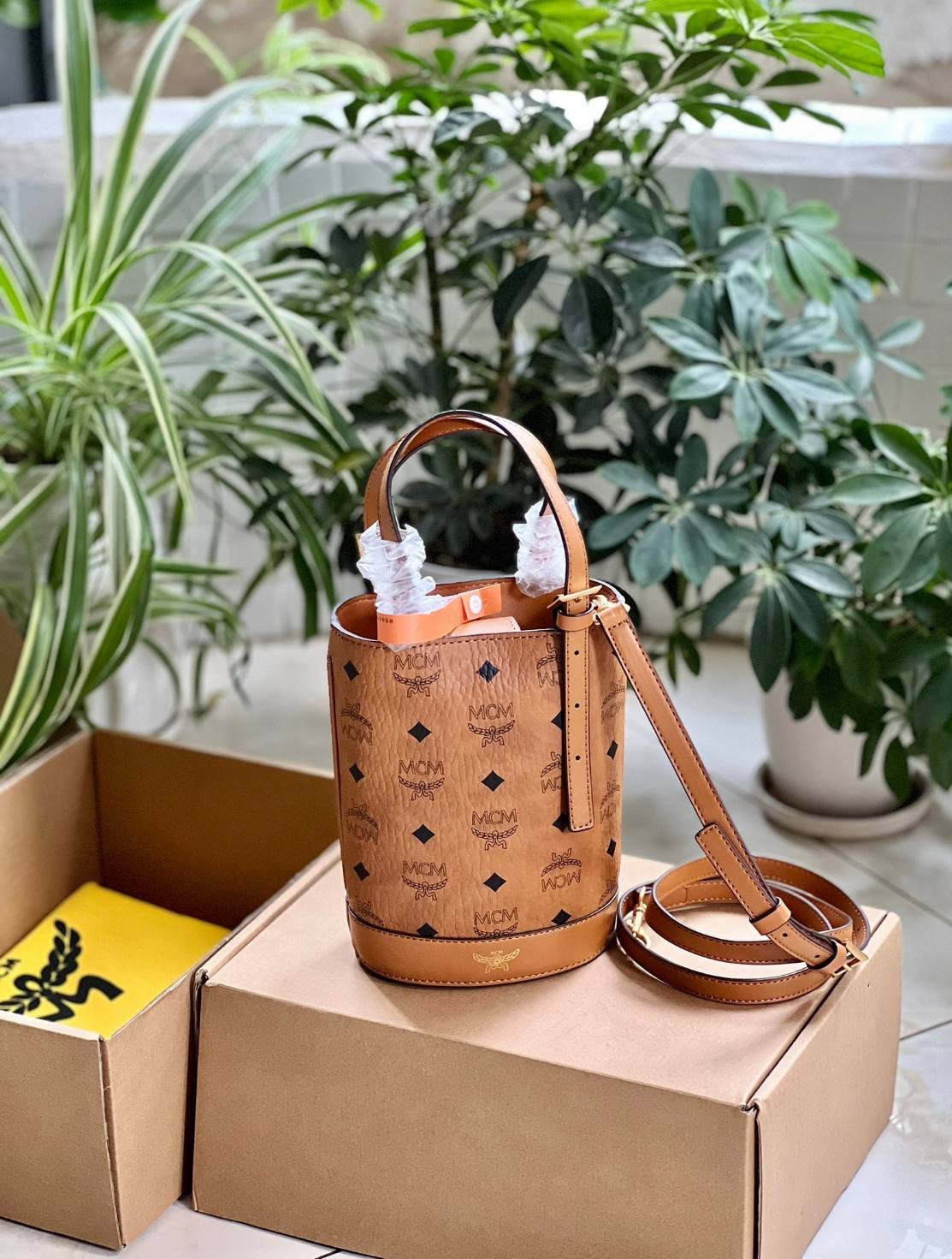 M.C.M AREN BUCKET TOTE IN VISETOS กระเป๋าทรงบัคเก็ต ขนาดกำลังสวย ไอเท็มใหม่ เกรดท็อปออริ 1:1 สลับแท้