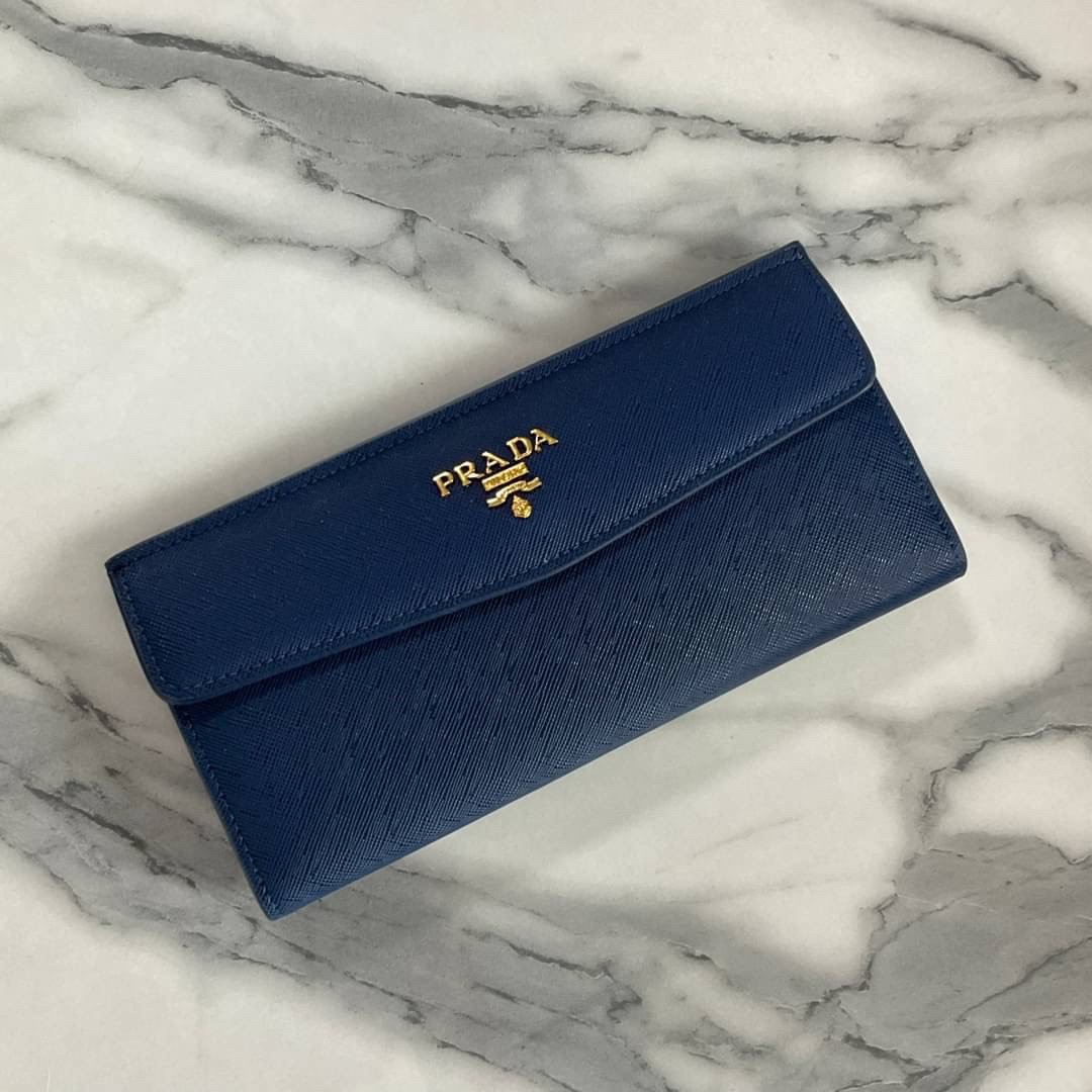 PRADA LONG WALLET Best Seller กระเป๋าสตางค์รับทรัพย์ ทรงหรู ลายหนัง SAFFIANO มีช่องใส่บัตร ถึง 12 ช่อง และช่องซิปใส่ของจุกจิกได้ น้ำหนักเบา จับถนัดมือ ขนาดกำลังดี