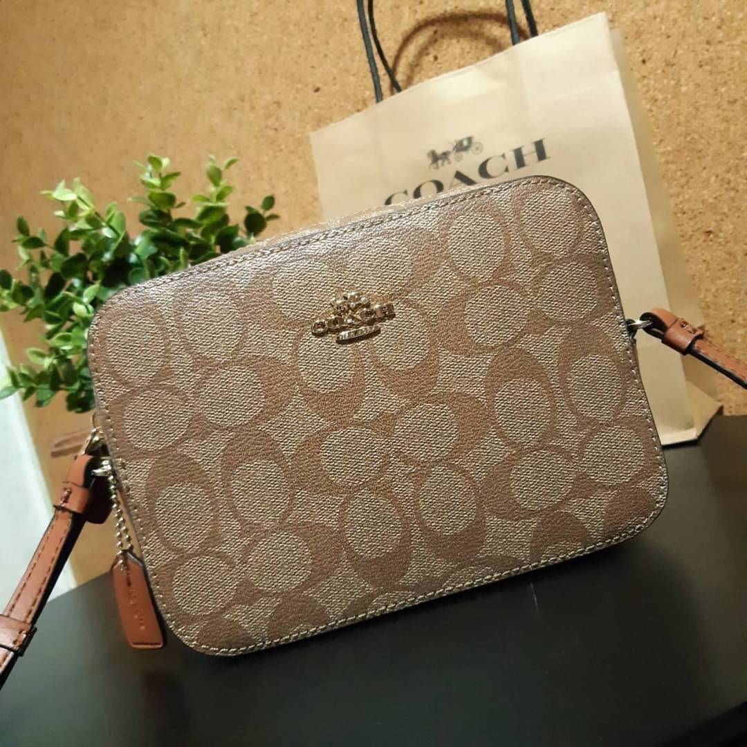 COACH 91677 MINI CAMERA BAG IN SIGNATURE CANVAS ขายดีที่สุด!! กระเป๋าสะพายข้างไซส์มินิ คลาสสิคอยู่ทรง อะไหล่ทองตัดดูหรู วัสดุหนังแคนวาสเคลือบลาย เปิด-ปิดด้วยซิป สายสะพายปรับได้ตามตัว ใบนี้แมทช์ได้ทุกลุค ใช้เป็น everyday bag ได้สบายๆเลยจ้า
