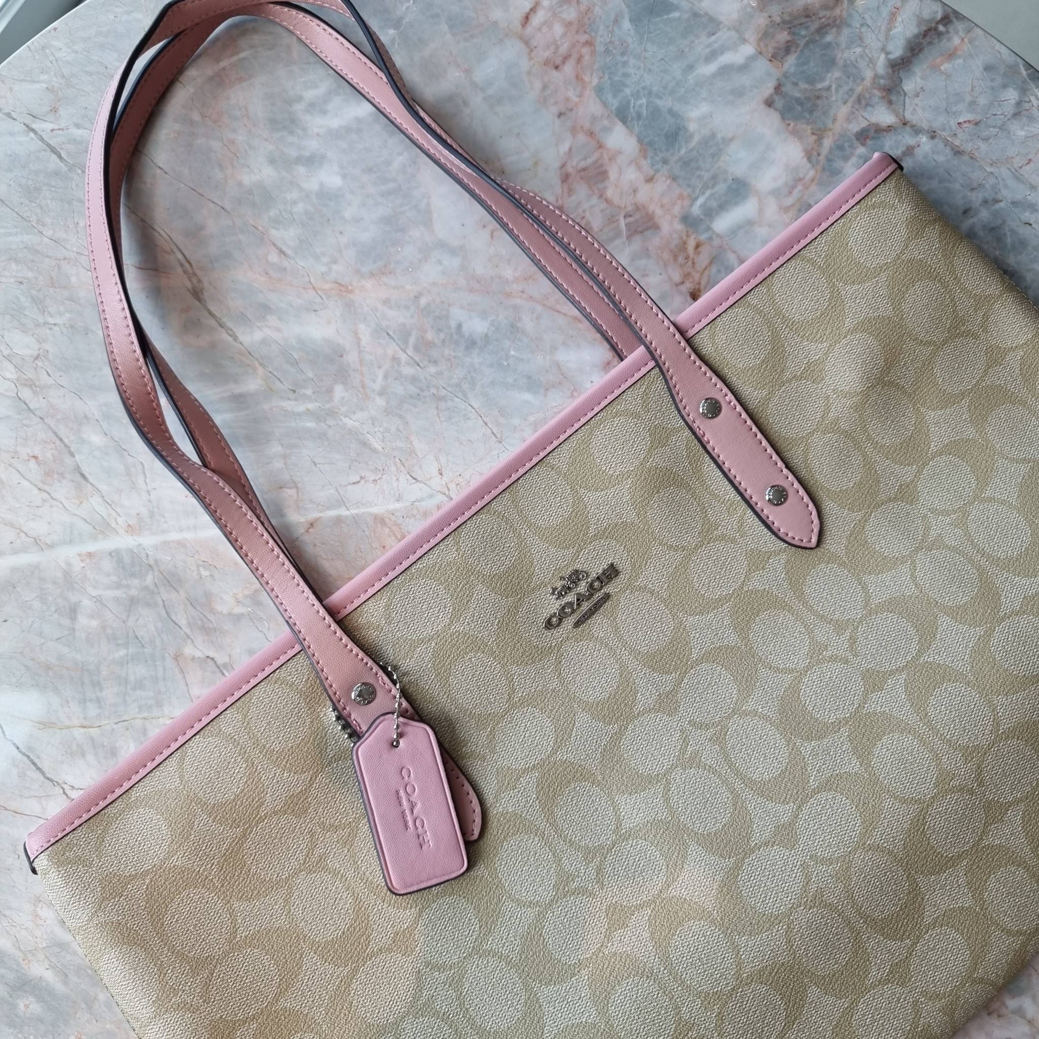 OUTLET 】COACH F58292 CITY ZIP TOTE IN SIGNATURE 16" รุ่นขายดี!! ไซส์ใหญ่ สีสวยมาให้แบบจัดเต็ม!! กระเป๋าถือทรงโท้ทใบใหญ่ สวยน่าใช้ทุกสี สะพายคล้องไหล่ได้เก๋ๆ จุของแน่นๆไปเลยจ้า!! วัสดุหนังแคนวาสคุณภาพ ปากกระเป๋าเปิด-ปิดด้วยซิป กันของหล่นได้ ถือไปไหนก็