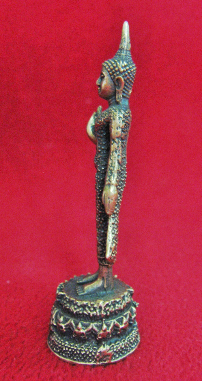 พระบูชาพระประจำวันเกิดวันจันทร์ ปางห้ามญาติ เนื้อทองเหลืองพร้อมใบคาถาค่ะ