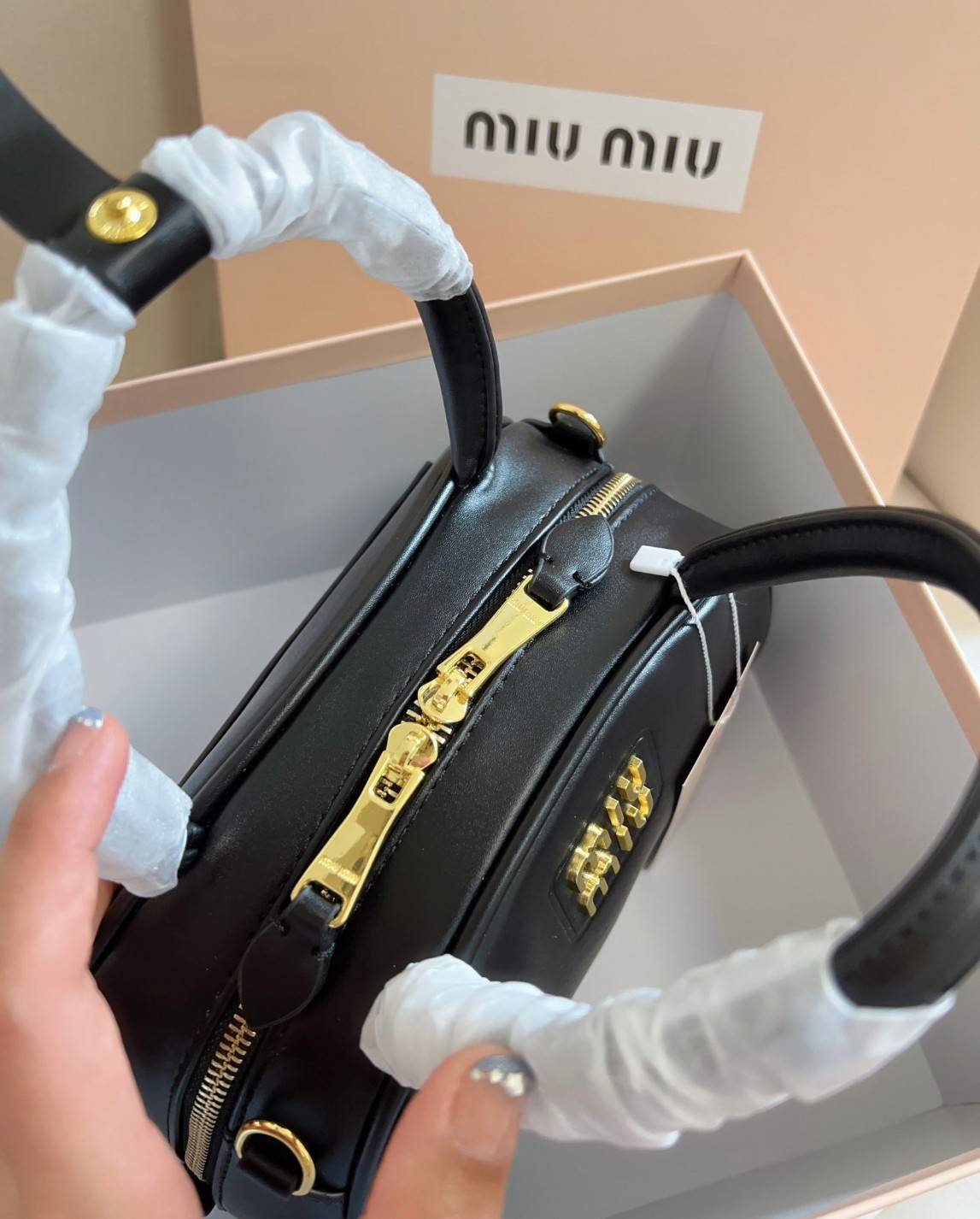 MIU MIU HALF-MOON TOP HANDLE BAG / Patent leather bowling bag / Miu Miu Leather top-handle bag กระเป๋าทรงพระจันทร์เสี้ยว หนังนิ่ม ลื่นเงา ตัดกับอะไหล่ทองได้ลงตัว