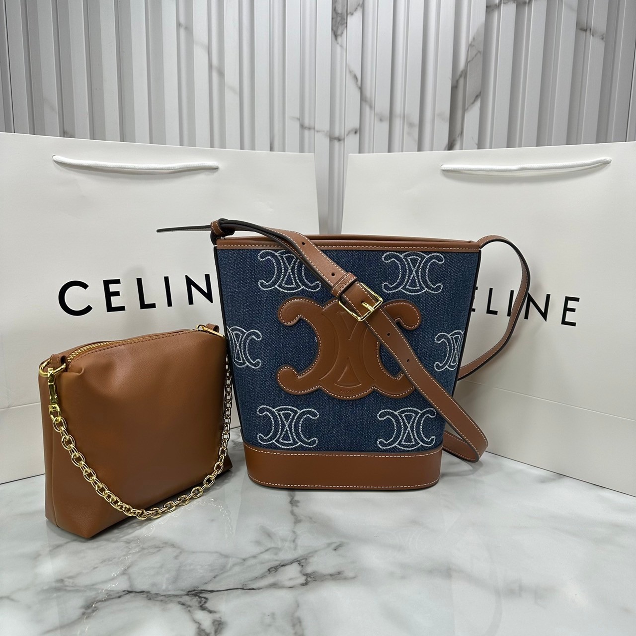CELINE BUCKET CUIR TRIOMPHE bag in denim with full Triomphe กระเป๋าสะพายทรงบัคเก็ตเดนิม ปักลายแบรนด์สีขาวสวยโดดเด่น พิเศษพร้อมใบลูกสะดวกใช้งาน รุ่นฮิตข้ามปี งานสวยเรียบหรู ผู้ดีไปอีก