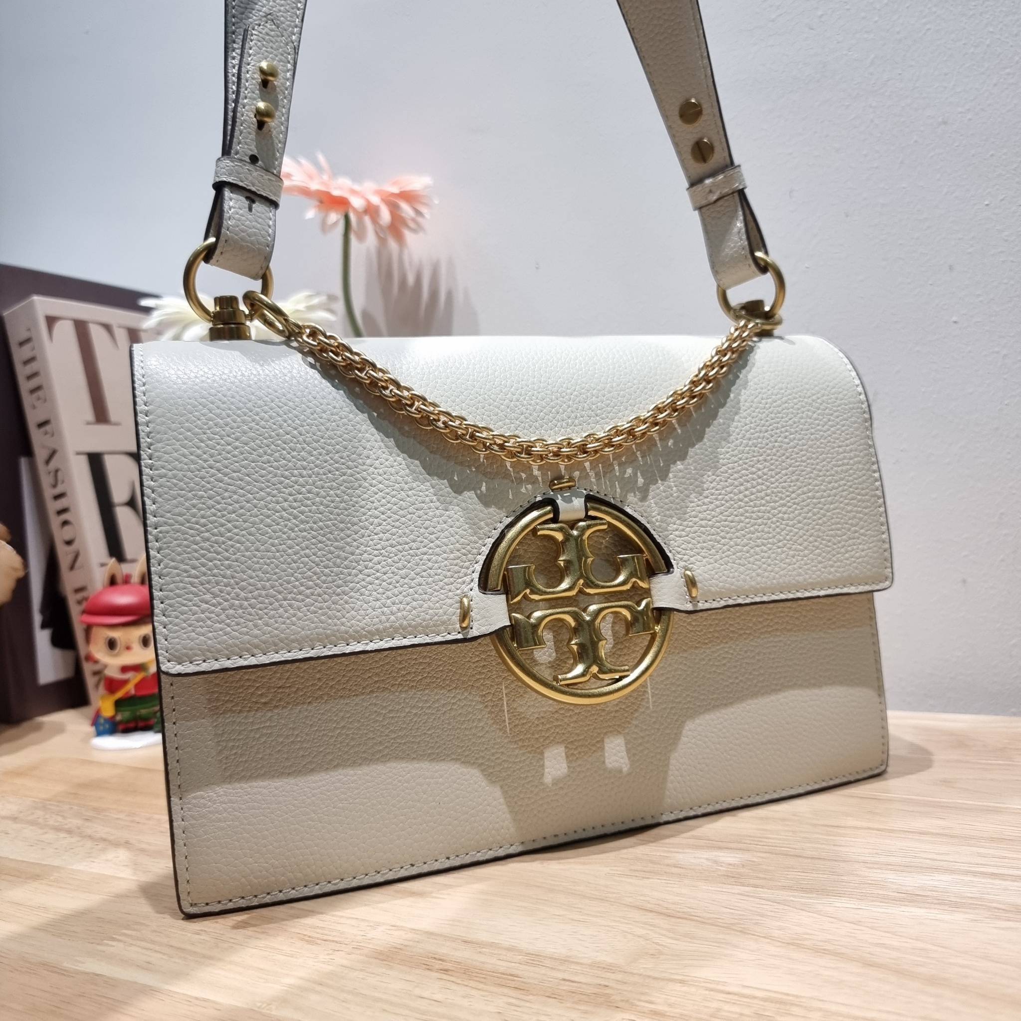 TORY BURCH MILLER SHOULDER BAG / Tory Burch Bag รุ่นยอดนิยม รุ่นหายาก รุ่นที่สาวๆตามหา ใบนี้เลย!! สวยหรู ผู้ดีทุกสี กระเป๋าสะพายไหล่ ดีไซน์อยู่ทรง คลาสสิคแฝงความหรูด้วยโลโก้สีทองอร่ามโดดเด่น