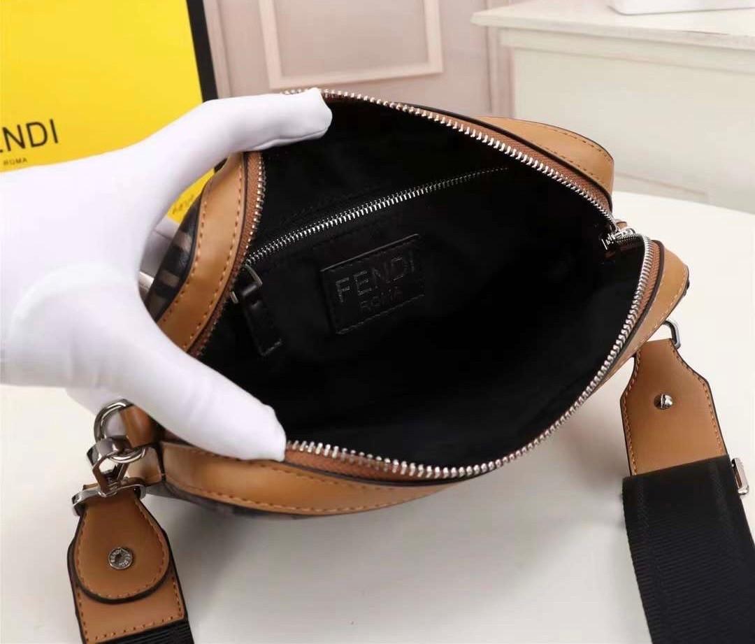 FENDI Ff-Print Coated-Canvas And Leather Cross-Body Bag เกรดออริจินอล FENDI Messenger Bag กระเป๋าสะพายข้าง ให้หนุ่มๆได้ตัวตึงกันไปเลยจ้า กับกระเป๋าสะพายทรงแมสเซ็นเจอร์ รุ่นหายาก ดีไซน์เรียบหรู สะดวกใช้ที่สุด ภายในโล่งกว้าง สายสะพายถอดได้ ปรับใช้ตามสะดวก ใ