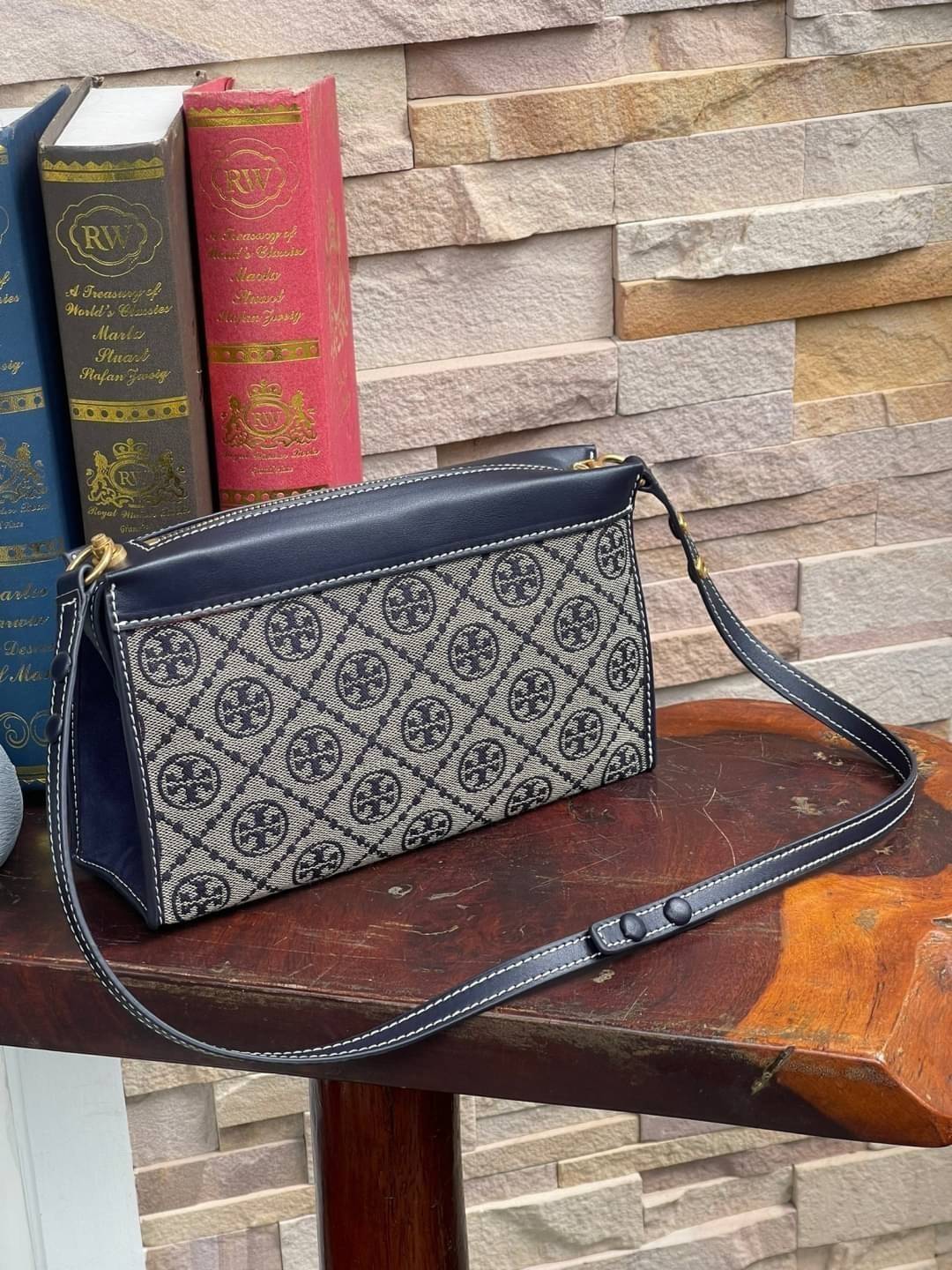 Tory burch t monogram jacquard mini pouchette ปังไม่หยุดกับลวดลาย T Monogram ที่มารังสรรค์ลงบนไอเท็มต่างๆ ในคอลเล็กชั่นต่างๆ สำหรับในรุ่นนี้มาในทรง mini pouchette ที่ได้ดีไซน์น่ารักๆแบบลุคช์ไฮโซ ที่สามารถปรับสายสั้นยาวได้ด้วยกระดุมสแน็ป ต่างออกไปกับคอลเลค