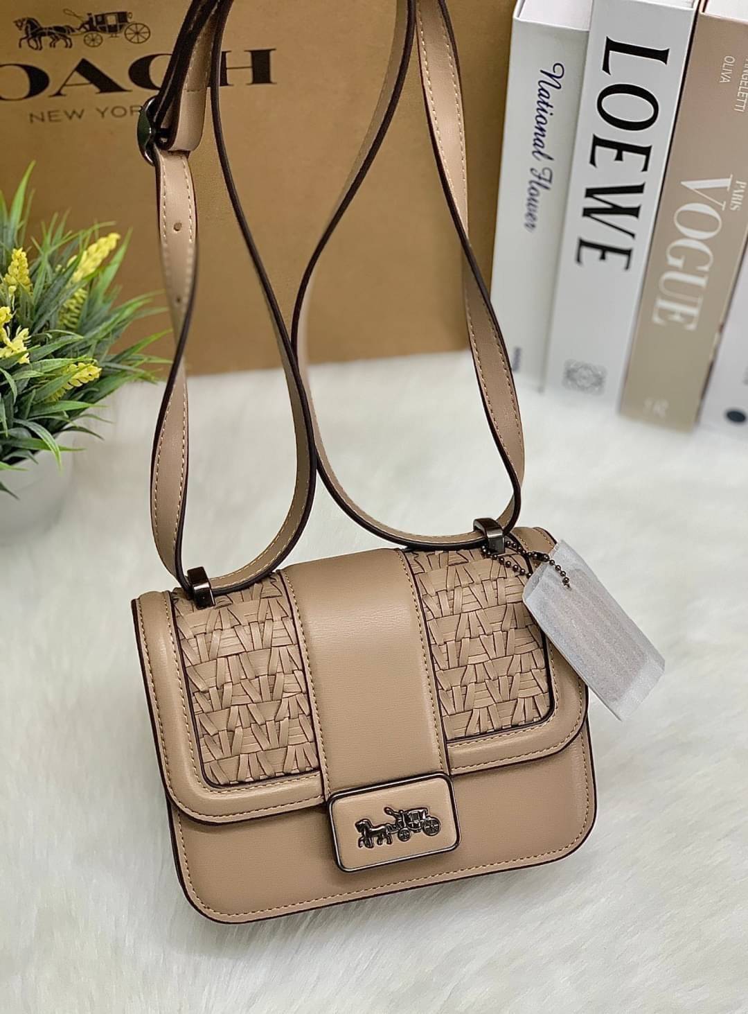 น้องสวย คุณภาพแน่นอีกแล้วจร้าา! COACH ALIE SHOULDER BAG 18 WITH WEAVING ((C2587)) พร้อมส่งความสวย! กระเป๋าสะพายครอสบอดี้ร์หรือสามารถทบเป็นสายคู่ใช้แบบหิ้วหรือคล้องไหล่ได้ด้วย หนังแท้อย่างดีสวยงามค่ะ ด้านหน้าทำหนังแบบสานได้คลาสสิคค่ะ