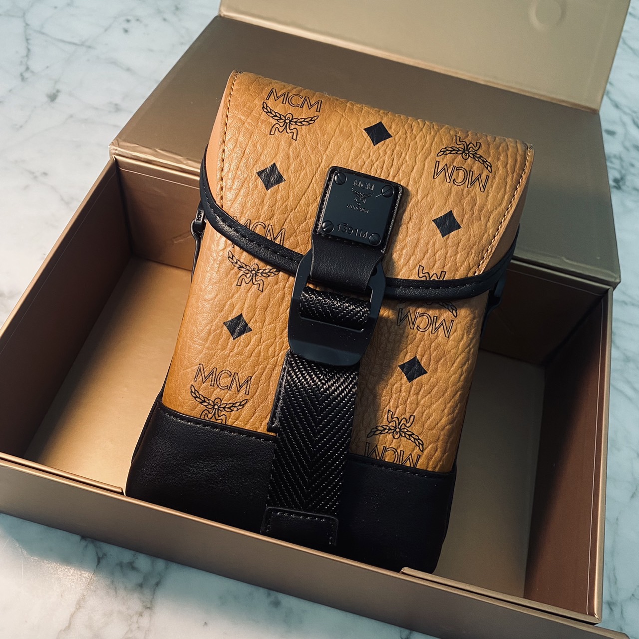 M.C.M Small Aren N/S Crossbody in Visetos Cognac คอลใหม่เอาใจหนุ่มๆ สั่งก่อนหล่อก่อนน้าา!! กับกระเป๋าสะพายข้างสุดชิค ที่ดูดีมีเสน่ห์มากๆ เห็นแล้วก็ต้องหลงแน่นอน