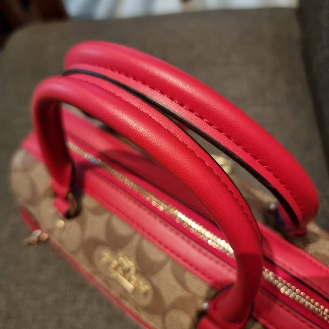 COACH F83607 ROWAN SATCHEL IN SIGNATURE CANVAS กระเป๋าทรงหมอนยอดฮิต คลาสสิคใช้งานได้ไม่มีเบื่อ มาครบสีขายดี ด้วยรูปทรงสวยงาม และใช้งานได้อย่างกระฉับกระเฉง วัสดุหนังแคนวาสเคลือบลาย ทนทาน ภายในโล่งกว้าง มีช่องซิปและแบ่งสัดส่วนได้ลงตัว บอกเลยว่าสาวๆพลาดไม่ได