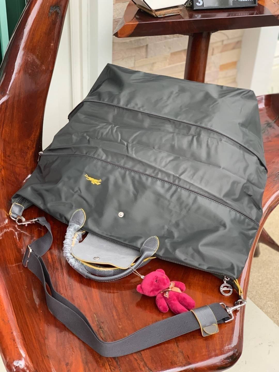 LONGCHAMP LE PLIAGE CLUB TRAVEL BAG กระเป๋าขนาดใหญ่สำหรับการเดินทาง เราเรียกที่นี้ว่า travelling bag รุ่นคลาสสิค มาพร้อมสายสะพายยาวที่ปรับและถอดออกได้ ความพิเศษของรุ่นนี้ที่ครองใจนักเดินทางทั่วโลก คือซิปรอบตรงกลางตัวกระเป๋า สามารถเปิดซิปเพื่อขยายขนาดและพั