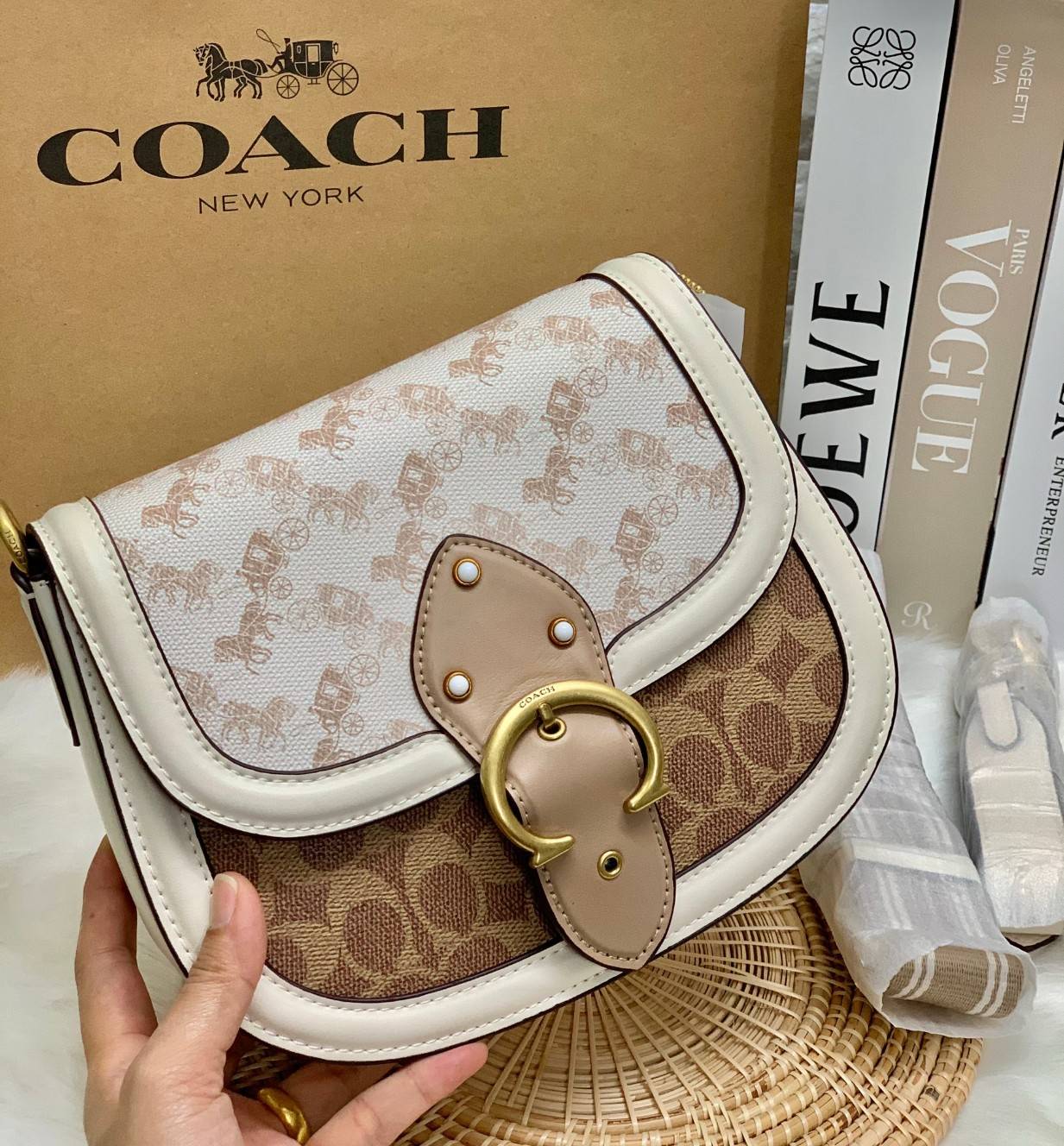 สวย หรู แถมสุดคุ้มกันเลยจร้าา💋 COACH BEAT SADDLE BAG ((C3837//C0749)) พร้อมส่งที่ไทยอีกครั้ง ห้ามพลาดค่าา!! กระเป๋าสะพายครอสบอดี้ร์ วัสดุหนังแท้ชั้นดีที่สุด! หนังสวย บวกกับอะไหล่แบรนด์ที่ดูเด่นคลาสสิคตรงด้านหน้าค่ะ เปิดปิดกระเป๋าแบบกดล็อค ภายในสาม