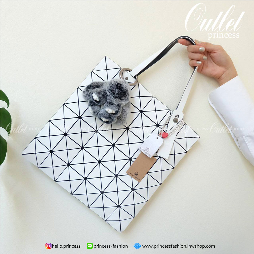 💕ทรงสุดฮิตจากแบรนด์ David Jones รุ่น Candy color ใบนี้ มาพร้อมกับน้องกระต่าย DV ขนฟู นิ่มๆ สีเข้า set กับกระเป๋าคะ กระเป๋า ทรง Tote ตัวกระเป๋าเย็บติด ด้วยแผ่นอคิลิค ตัดขอบลายวิ้งๆ สุดหรู ดีไซน์เกร๋ จุดเด่นที่ น้ำหนักเบา สามารถ ถือ หรือ สะพายไหล่ได