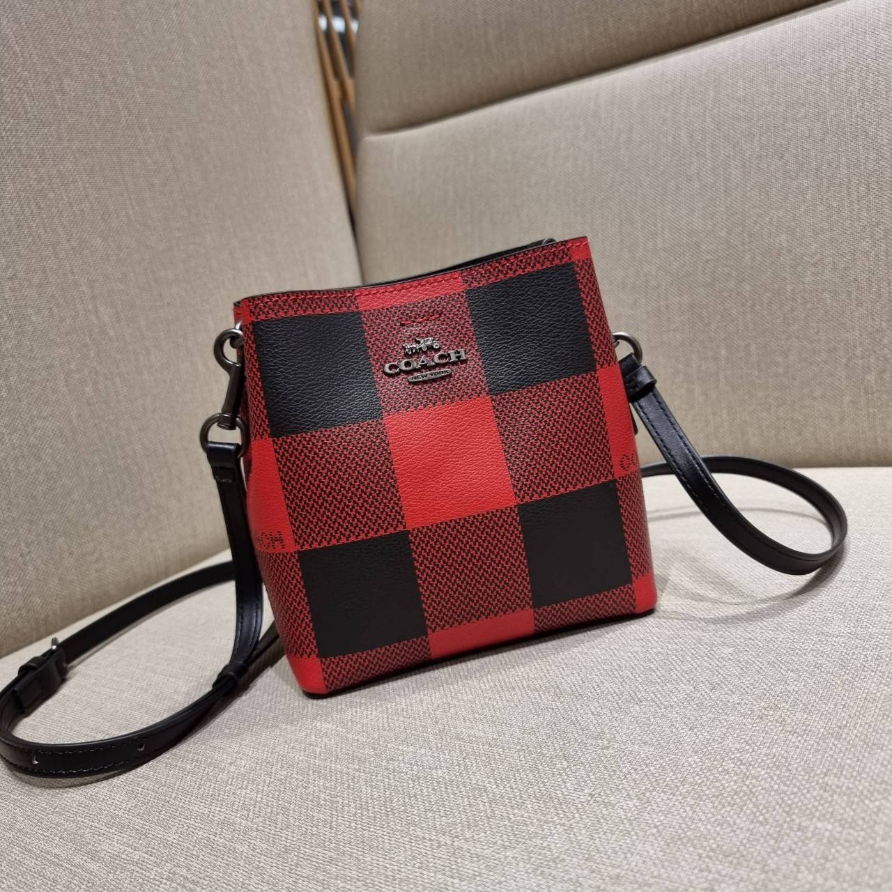 COACH MINI TOWN BUCKET BAG IN SIGNATURE CANVAS WITH VINTAGE MINI ROSE PRINT ((7270 7268 7267)) คอลเลคชั่นใหม่ล่าสุด!! น้องสาวคนสวยมาแล้วจ้า สดใสต้อนรับเทศกาลคริสต์มาส 🎅🎄 กระเป๋าบัคเก็ต ไซส์มินิ ใบจริงน่ารักม้าก!! น่าใช้แบบที่สุด วัสดุหนังแ