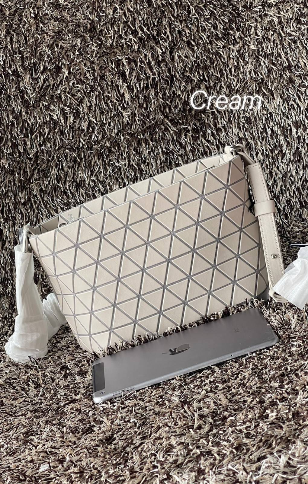 BAO BAO ISSEY MIYAKE Crystal Shoulder Bag งานดีไซน์ที่ดูเรียบง่ายทั้งรูปแบบการใช้งาน มีช่องเปิดปิดแบบซิปเพื่อให้คุณพกพาของมีค่าได้อย่างสบายใจป้องกันสิ่งของตกหล่น