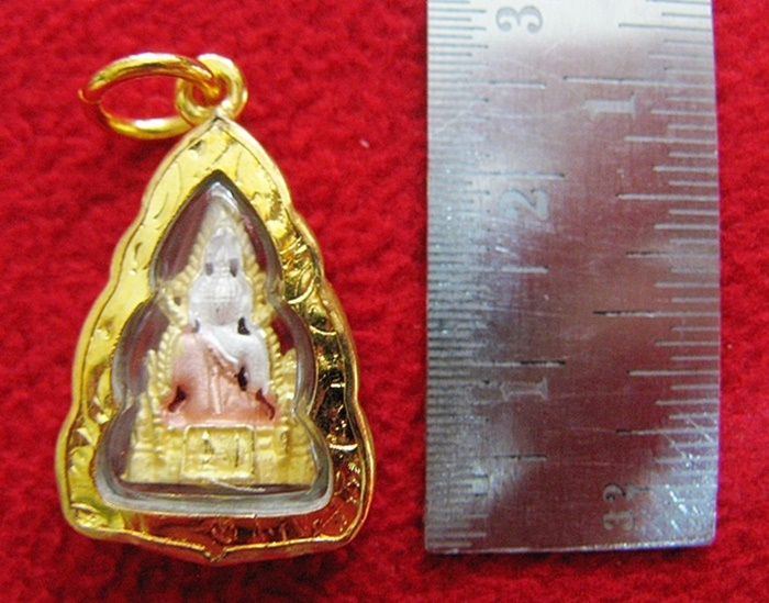 จี้พระพุทธชินราชองค์เล็กเนื้อสามกษัตริย์เลี่ยมทองไมครอนพร้อมใบคาถาค่ะ