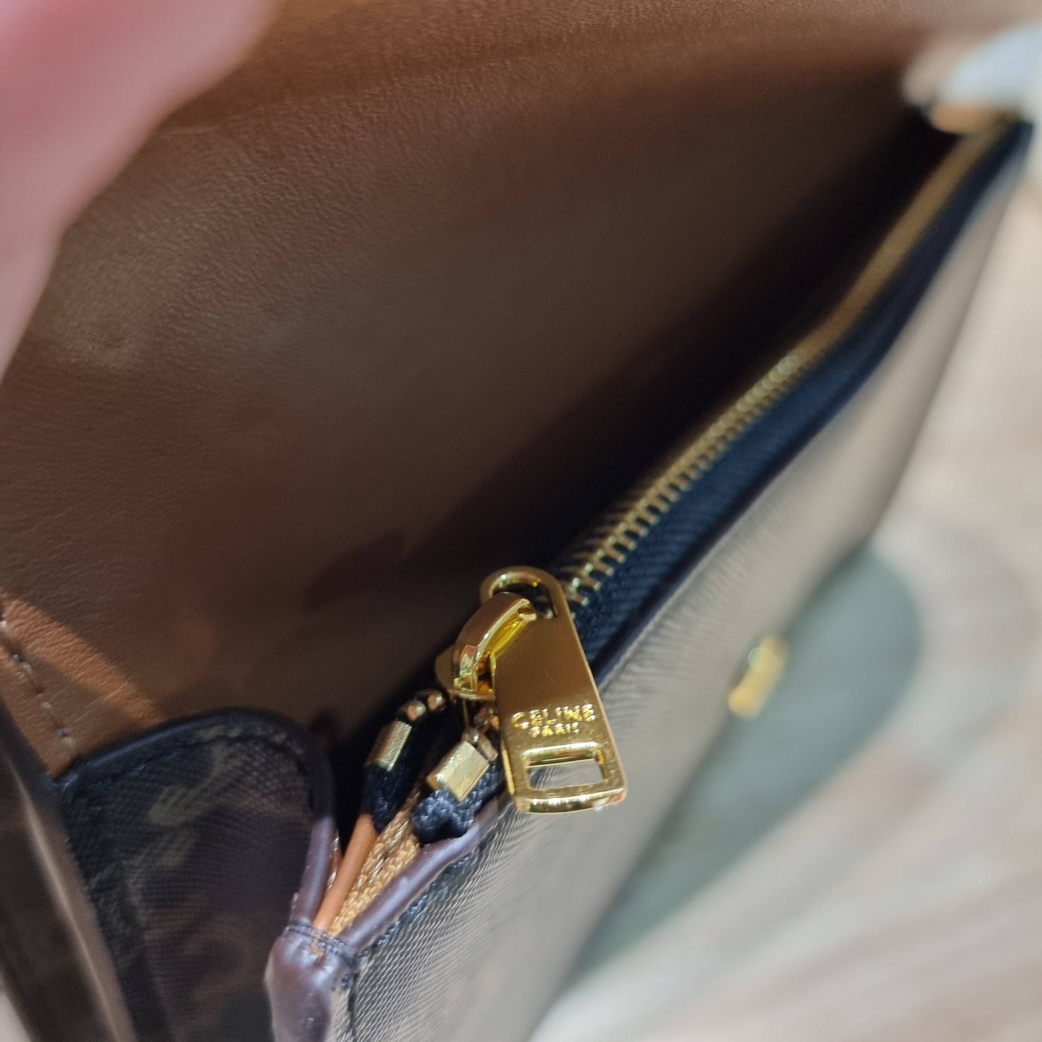 CELINE WALLET ON STRAP IN TRIOMPHE CANVAS AND LEATHER อีกหนึ่งรุ่นยอดนิยม กระเป๋าสะพายกึ่งคลัทช์ ในรูปแบบกระเป๋าสตางค์ ให้พกพาได้ง่าย ใส่ของสำคัญ มือถือ หรือบัตรต่างๆได้