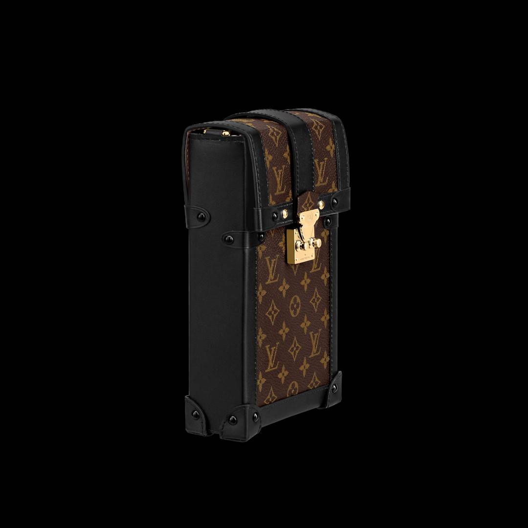 VIP 🥂 LV VERTICAL TRUNK POCHETTE ฮิตไอเท็มที่ใครๆก็อยากครอบครอง กระเป๋าทรงทรังค์ ยูนิเซ็กส์ที่ใช้ได้ทั้งชายและหญิง ด้วยดีไซน์คลาสสิคแฝงดีเทลความเป็นผู้ดี ทำให้ใบนี้ดูโดดเด่นและเป็นเอกลักษณ์ วัสดุหนังแคนวาสสลับหนังแท้ เปิด-ปิดด้วยอะไหล่แบบกดล็อค แน