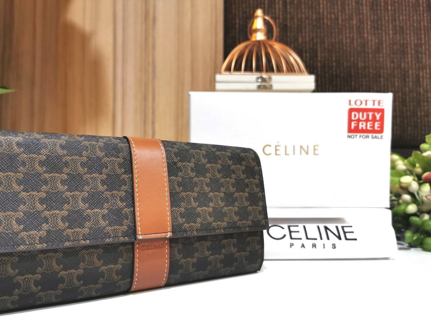 CELINE LONG WALLET BAG VIP GIFT WITH PURCHASE-GWP กระเป๋าพรีเมี่ยมกิ๊ฟ Limited จาก CELINE HAUTE PARFUME DUTYFREE COUNTER วัสดุ Triomphe Canvas หนังสวยอยู่ทรงปั้มโลโก้ด้านหน้าเปิดปิดฝาปิดกระดุม