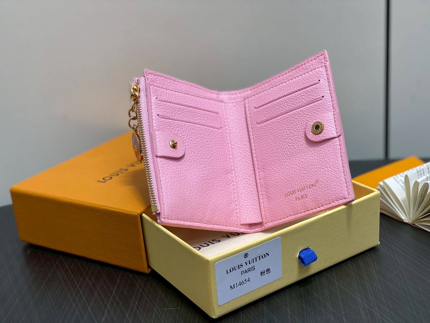 VIP หนังแท้ | LV Lisa wallet Cotton Candy งานหนังวัวแท้ นิ่ม หอม กระเป๋าสตางค์รุ่น Lisa Monogram Empreinte สีสันสดใส เฉลิมฉลองให้กับความเลอค่าที่สืบทอดจากรุ่นสู่รุ่นของเมซง เติมลูกเล่นสนุกสนานลงตัว สีสันสะดุดตาพกพาในกระเป๋าใบเล็กหรือกระเป๋าคลัทช์ได้สะดวก