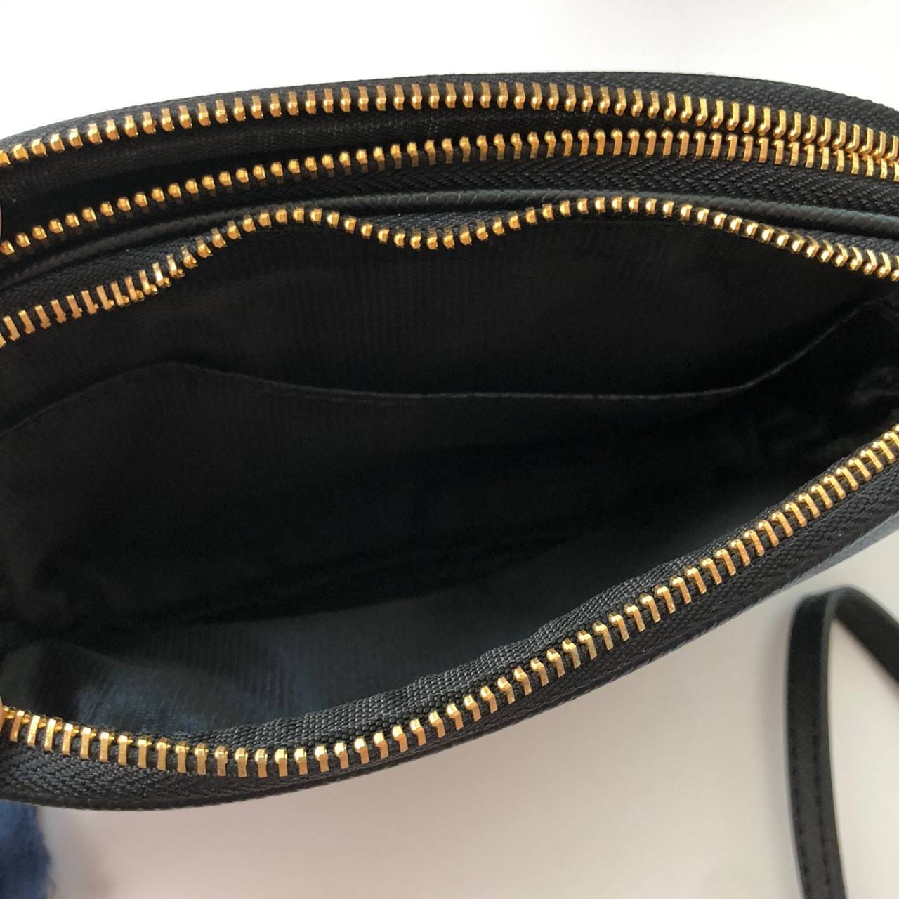 COACH MINI CROSSBODY BAGกระเป๋าสะพาน size mini วัสดุหนังลาย signature เปิด - ปิดด้วยซิป แบ่ง2 ช่องใหญ่ ภายในโล่ง ใส่ wallet สั้น มือถือได้ทุกรุ่น และของใช้จุกจิก พร้อมสายยาวถอด ปรับได้ค่ะ