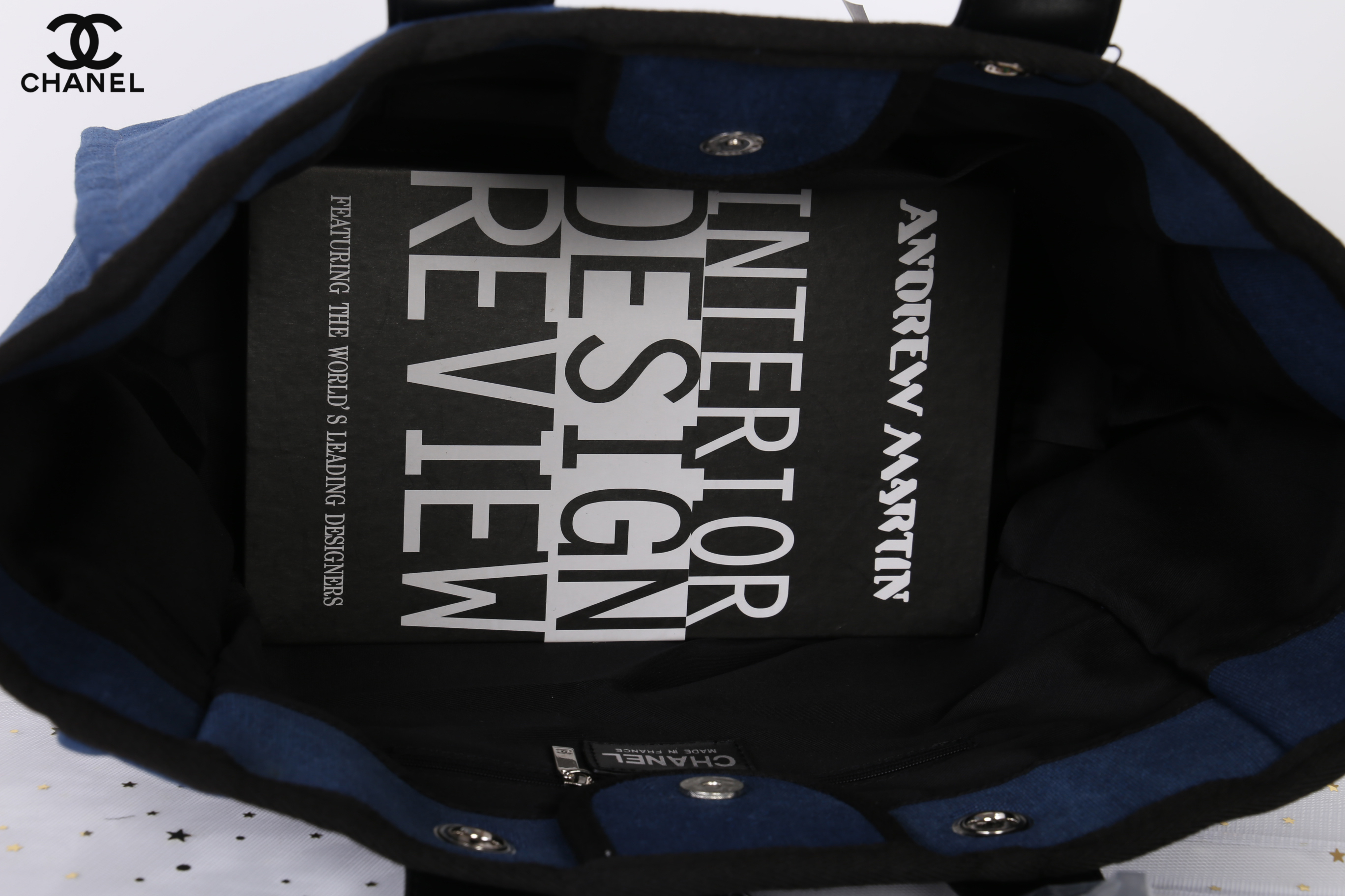 Chanel Tote canvas premium gift จากแบรนด์ Chanel กระเป๋าสะพาย Chanel Tote canvas โลโก้ปัก กระเป๋า ทรง Tote ผ้า canvas เนื้อหนาอย่างดี มีซับใน ด้านหน้าปักโลโก้แบรนด์หรู **จุดเด่นที่ หูจับมี 2 แบบคือ แบบสายหนัง และ โซ่ สามารถ สะพายไหล่ได้คะ ใบใหญุจุของคุ้ม 