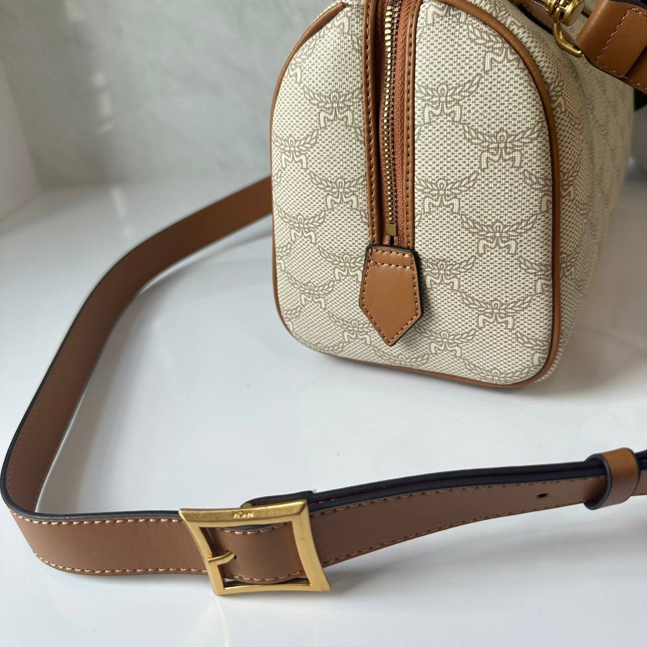 Small M.C.M Ella Boston bag in Lauretos pattern กระเป๋าทรงหมอนยอดฮิต คอลเลคชั่นใหม่ ไม่มีเอ้าท์ เกรดท็อปออริ 1:1 สลับแท้ ใช้งานต่างประเทศได้