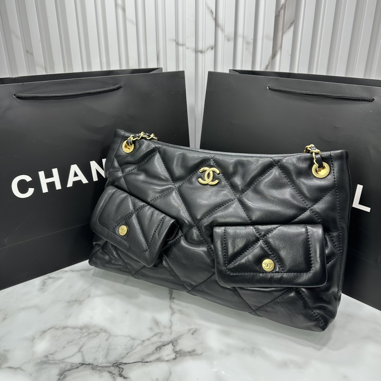 ORI หนังแท้ | Chanel shopping bag Shiny Leather Black / Chanel Tote Bag 36cm กระเป๋าสะพายทรงโท้ทใบใหญ่ ภายในโล่งกว้างจุของได้เยอะ คอลเลคชั่นฤดูใบไม้ร่วง-ฤดูหนาว 2025/26 ถ่ายทอดเสน่ห์เย้ายวนเหนือกาลเวลา