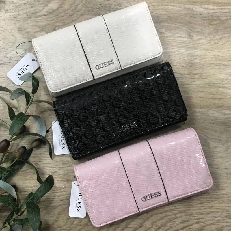 GUESS FACTORY WOMEN'S WALLET กระเป๋าสตางค์ใบยาว3พับดีไซน์ยอดนิยมหนังปั้มโลโก้รอบใบด้านหน้าประดับโลโก้แบรนด์สวยหรู เปิดปิดด้วยฝาปิด ภายในมีช่องใส่รูป ช่องใส่ธนบัตร แบงก์พัน และช่องใส่บัตรหลายช่อง แยกเป็นสัดส่วน ภาพถ่ายจากสินค้าจริง ตัวจริงสวยน่าใช้ค่ะ