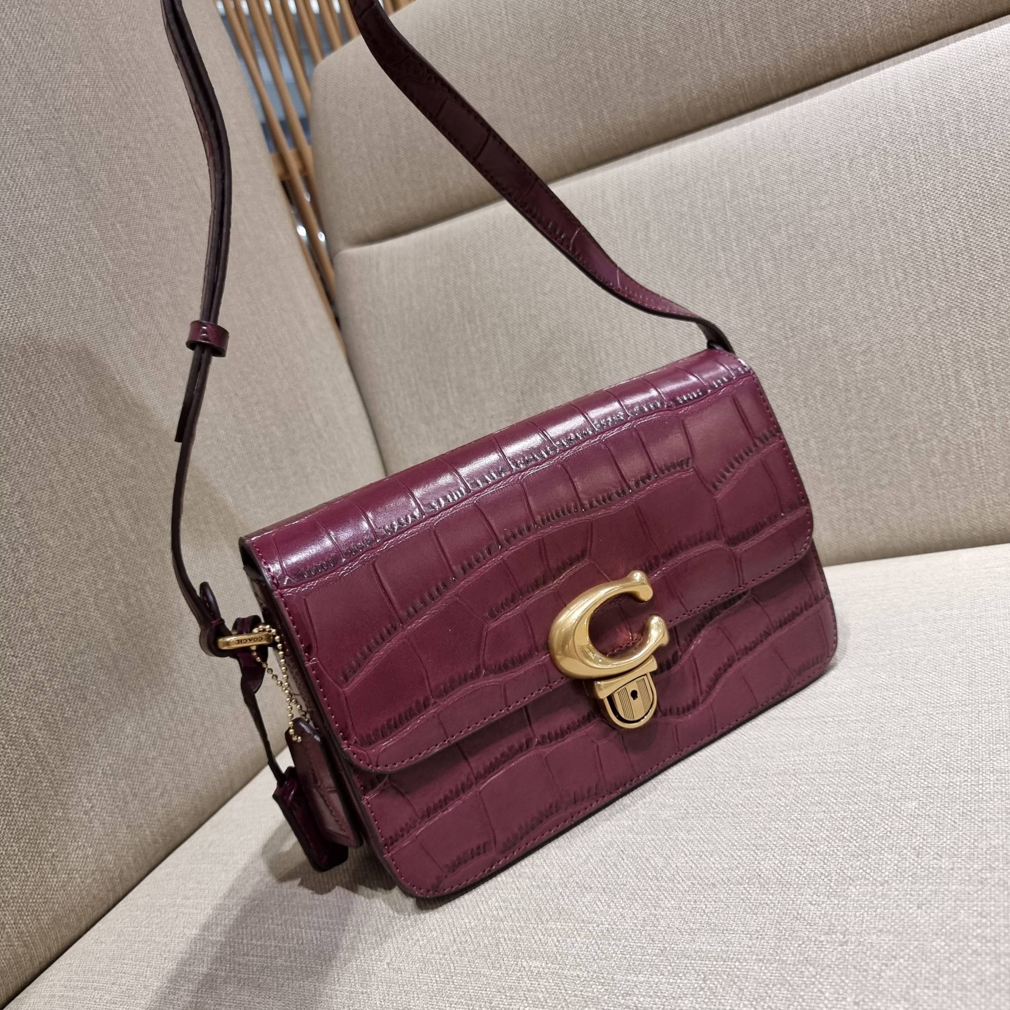 OUTLET 】COACH STUDIO SHOULDER BAG IN SIGNATURE CANVAS (C6639 C6640) สีใหม่รับความเฮง กับคอลเลคชั่นใหม่สุดอีกหนึ่ง!! มาแบบเลิศๆหรูๆมากแม่ กระเป๋าสะพายข้างลุคไฮน์ ที่ดีไซน์ออกมาได้ปัง และดูแพงมากๆ ด้วยดีเทลคลาสสิคผสานความเป็นเอกลักษณ์ เรียบง่ายแต่แฝงความมีด