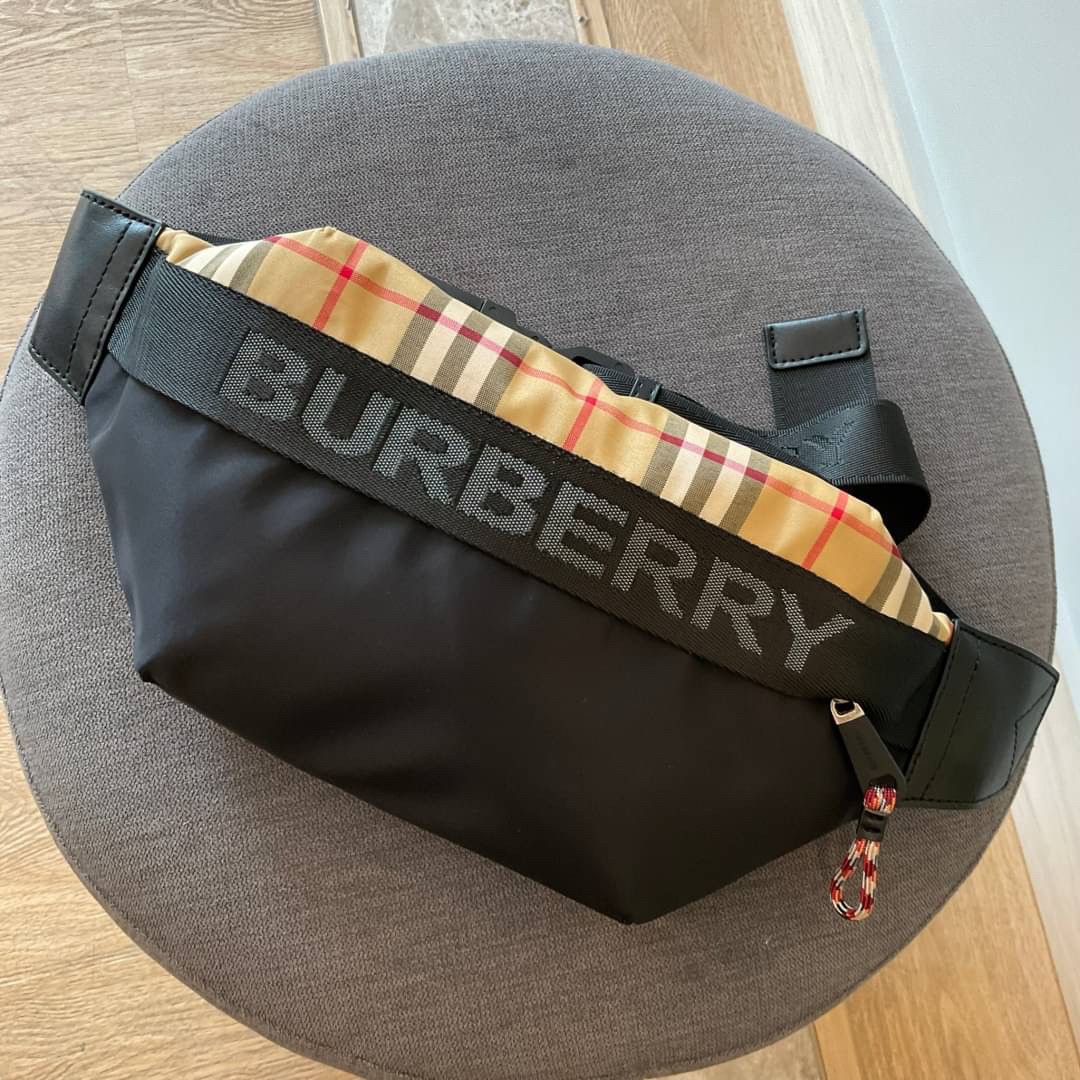 Burberry Vintage Check Sonny Belt Bag รุ่นใหม่ล่าสุด! BURBERRY FRAGRANCES BELT BAG วัสดุ100%POLYAMIDE (Nylon & Canvas)ทกระเป๋าคาดเอว คาดอกแบบ UNISEX ใช้ได้ทุกเพศ ลายวินเทจ